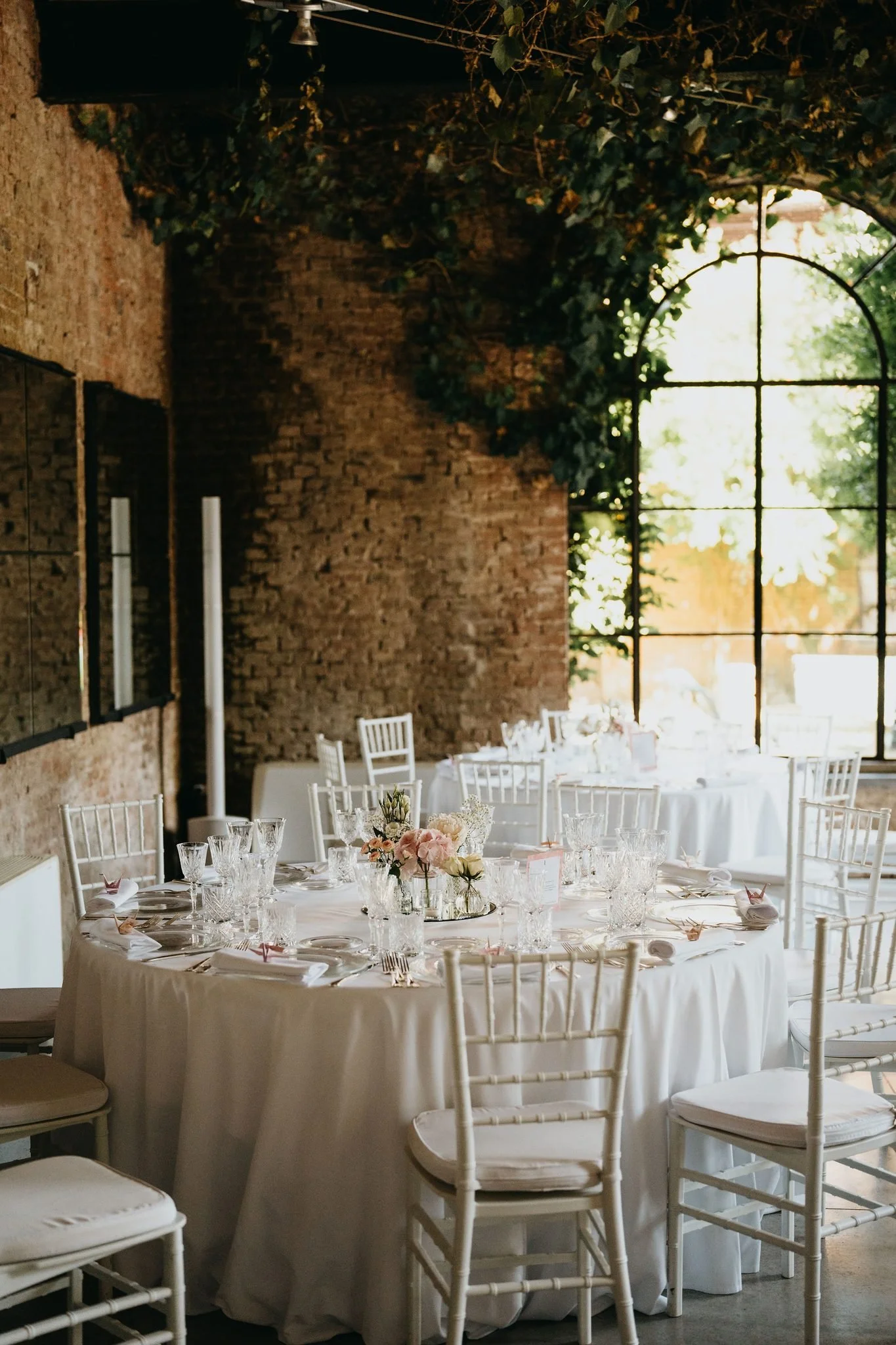 Il tavolo è apparecchiato in orangerie del Castello di Piovera