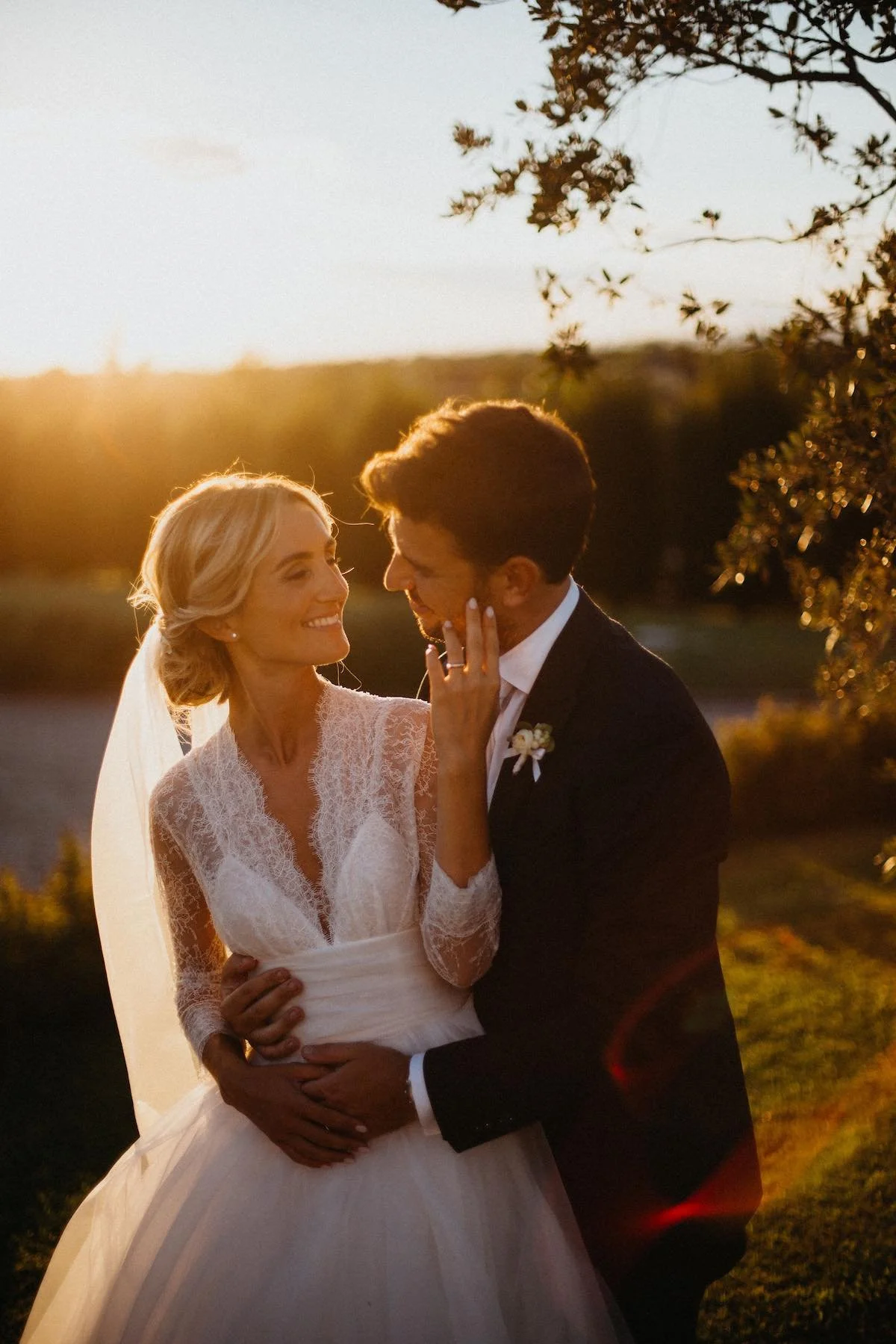 Sposi che si abbracciano al tramonto durante il matrimonio a Villa Garibalda