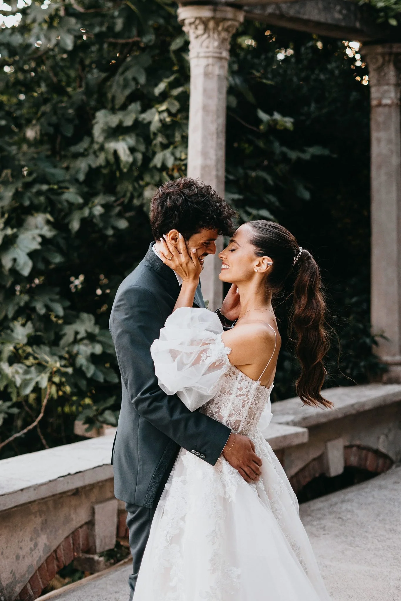 Sposi sorridono romantici nel balcone di Giardini La Pergola