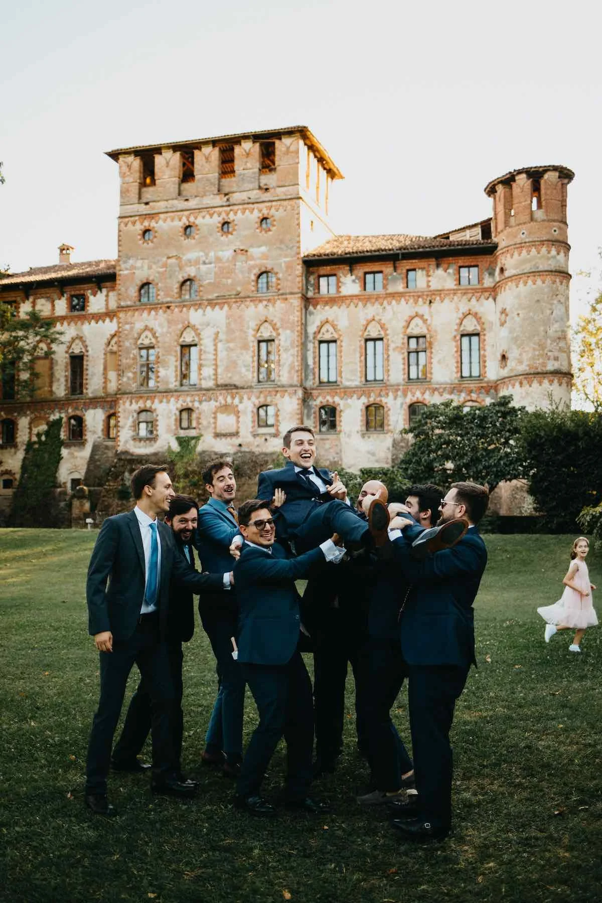sposo si diverte con amici durante l'aperitivo al Castello di Piovera