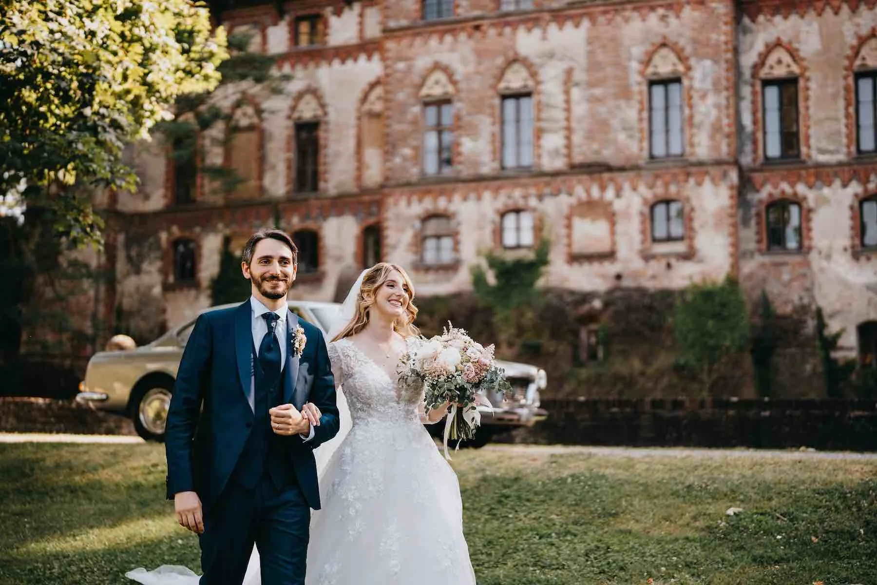 sposi arrivano al Castello di Piovera