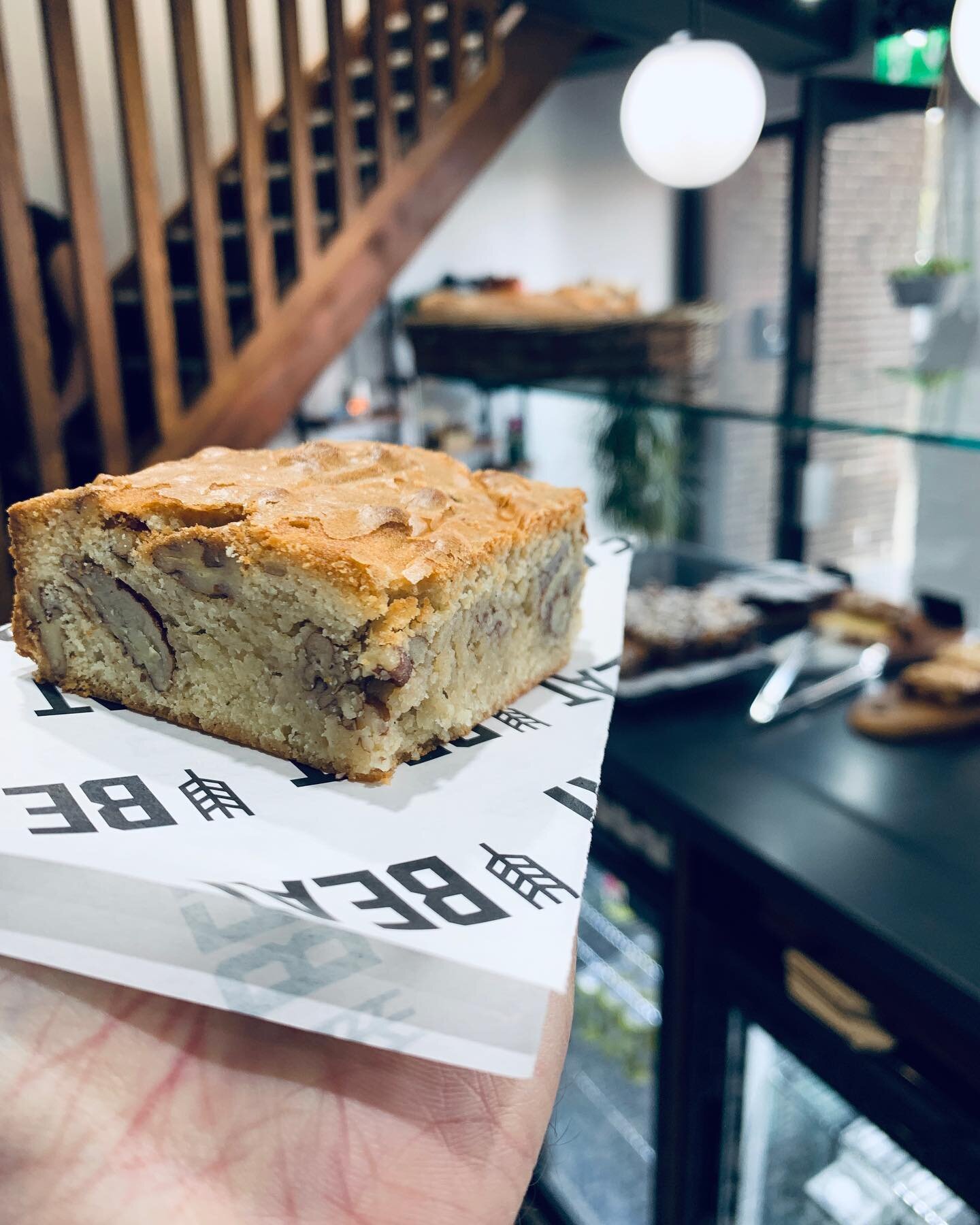 *BLONDES HAVE MORE FUN*
For all you white chocolate fans we&rsquo;ve added our chunky blonde to the cabinet. Made with @callebautchocolate white chocolate, crushed pecans and @tytanglwyst butter! 

#beat #beatbakehouse #bakery #blondie #smallbatchbak