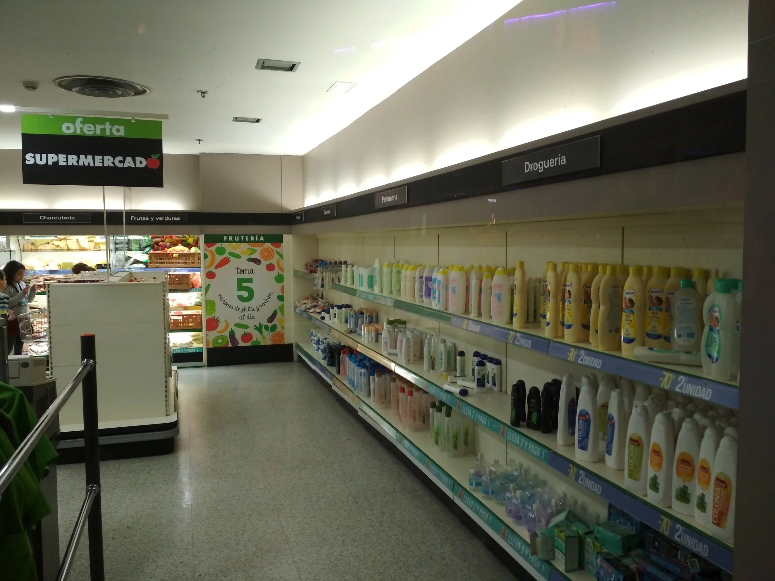 Todos los espacios, todas las marcas de productos representados, pertenecen a patrocinadores reales como El Corte Inglés, Iberia, Pullmantur o Antena 3.