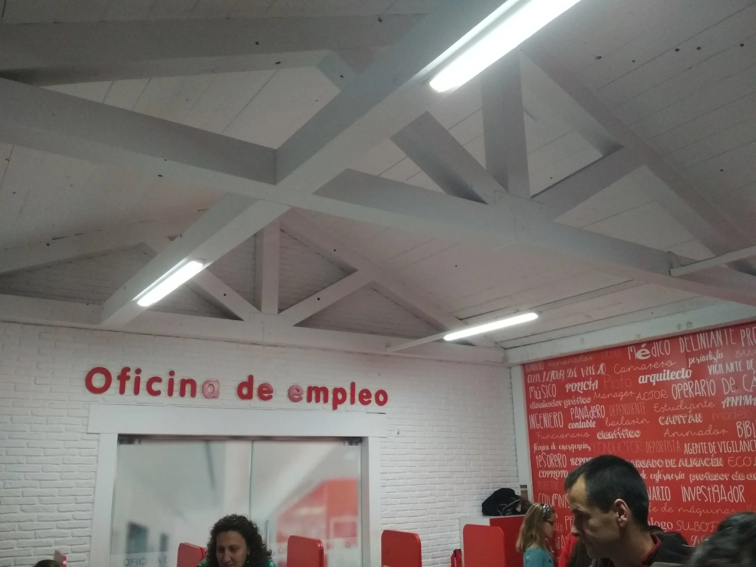 Nuestra primera parada en Micrópolix: una oficina Adecco de orientación laboral.