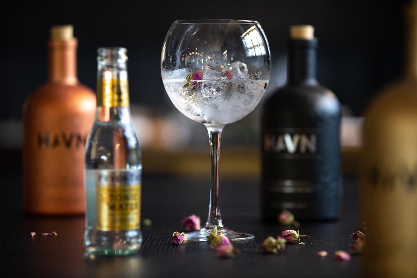 Let&rsquo;s start the weekend with a gin! Our bar offers plenty of choices, enjoy! 
#localgins #localbar #barantwerp #gintonics #radissonbluastridantwerp #weekendplans #friyay