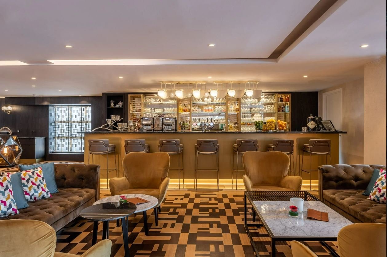 Step into the Made In Antwerp Bar, where cool design meets bright colors. Enjoy our diamond-inspired details and great views of Antwerp&rsquo;s historic train station. 💎✨ #madeinantwerp #antwerp #antwerpen