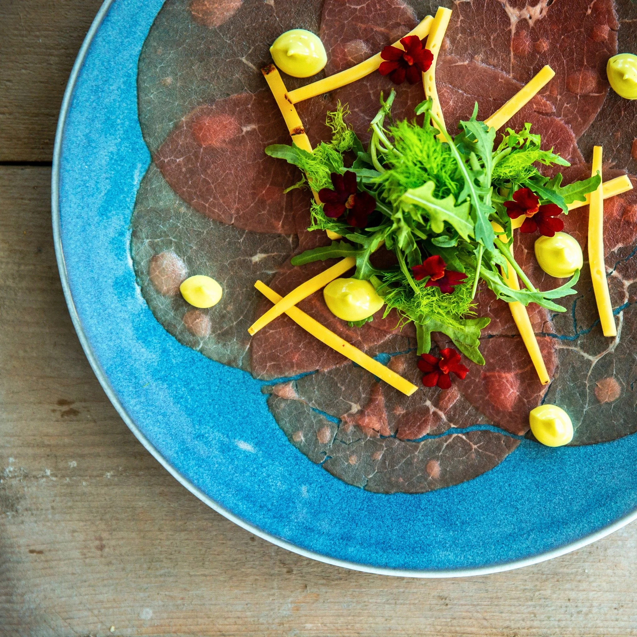 Less is more, especially when it's carpaccio done right.🌱

#antwerpbites #carpacciolove #madeinantwerprestaurant #antwerprestaurants #antwerodining #plategoals #foodofantwerp