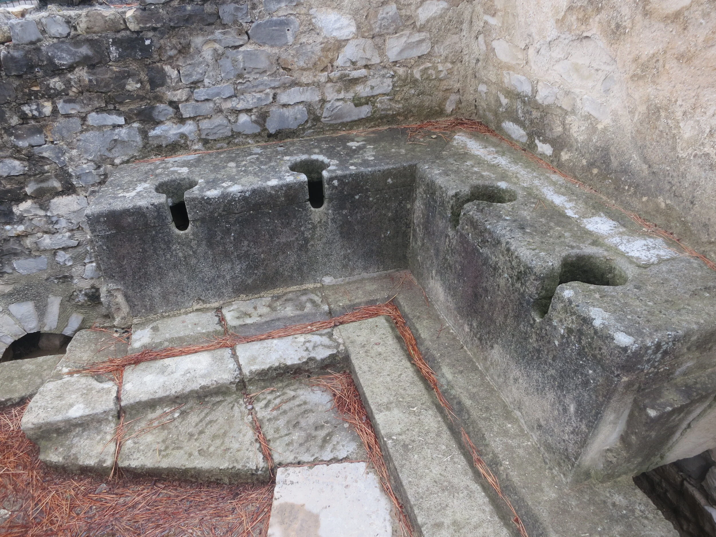 Roman toilet)Jens Vermeersch_Flickr.jpg