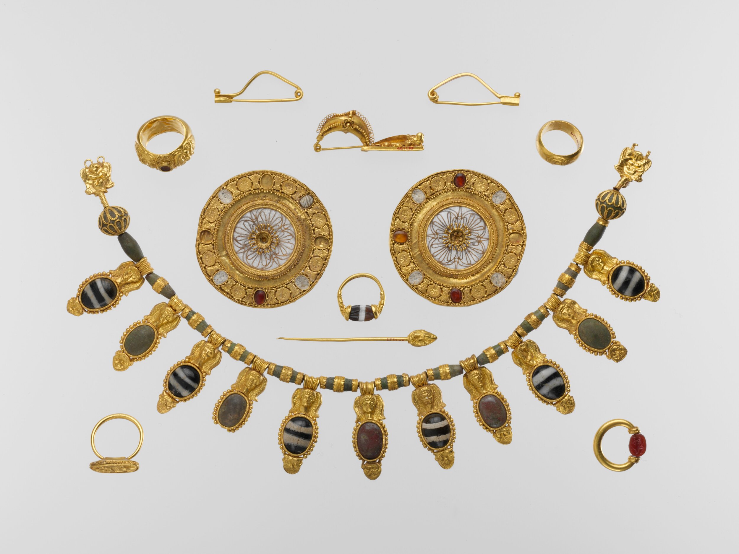 I'll take it! 5th-century Roman/Etruscan jewelry set, courtesy of the MET
