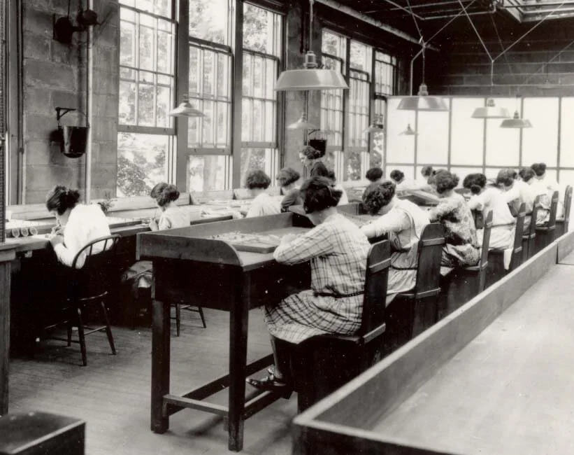 All_women_or_girls_using_radium_paint_with_no_protection_or_warnings_in_1922,_from-_USRadiumGirls-Argonne1,ca1922-23-150dpi_(cropped).jpg