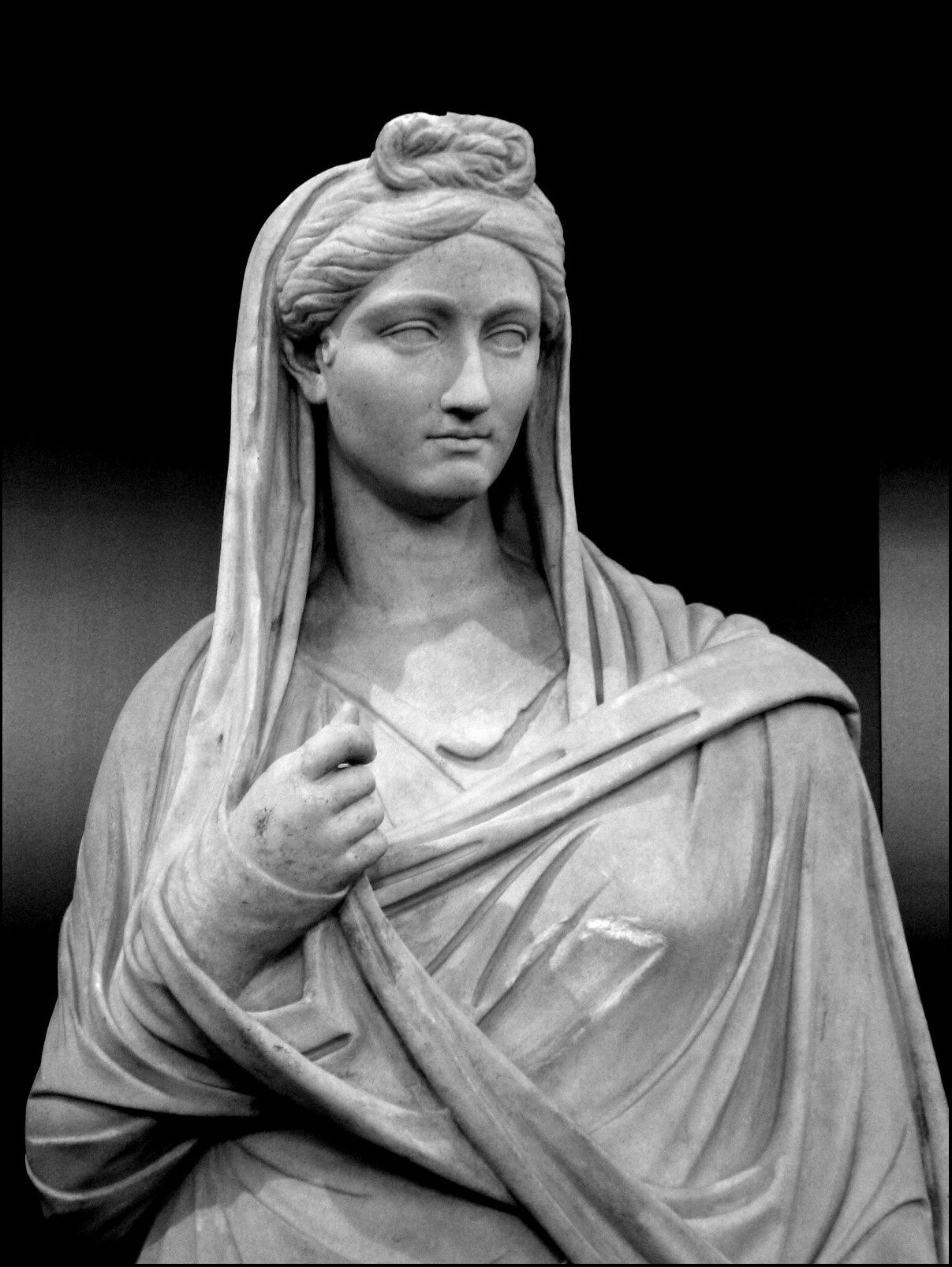 In Rome, women weren’t about cleavage, or playing up their breast size. Emphasizing the hips was more the thing. Vibia Sabina, Wikicommons.