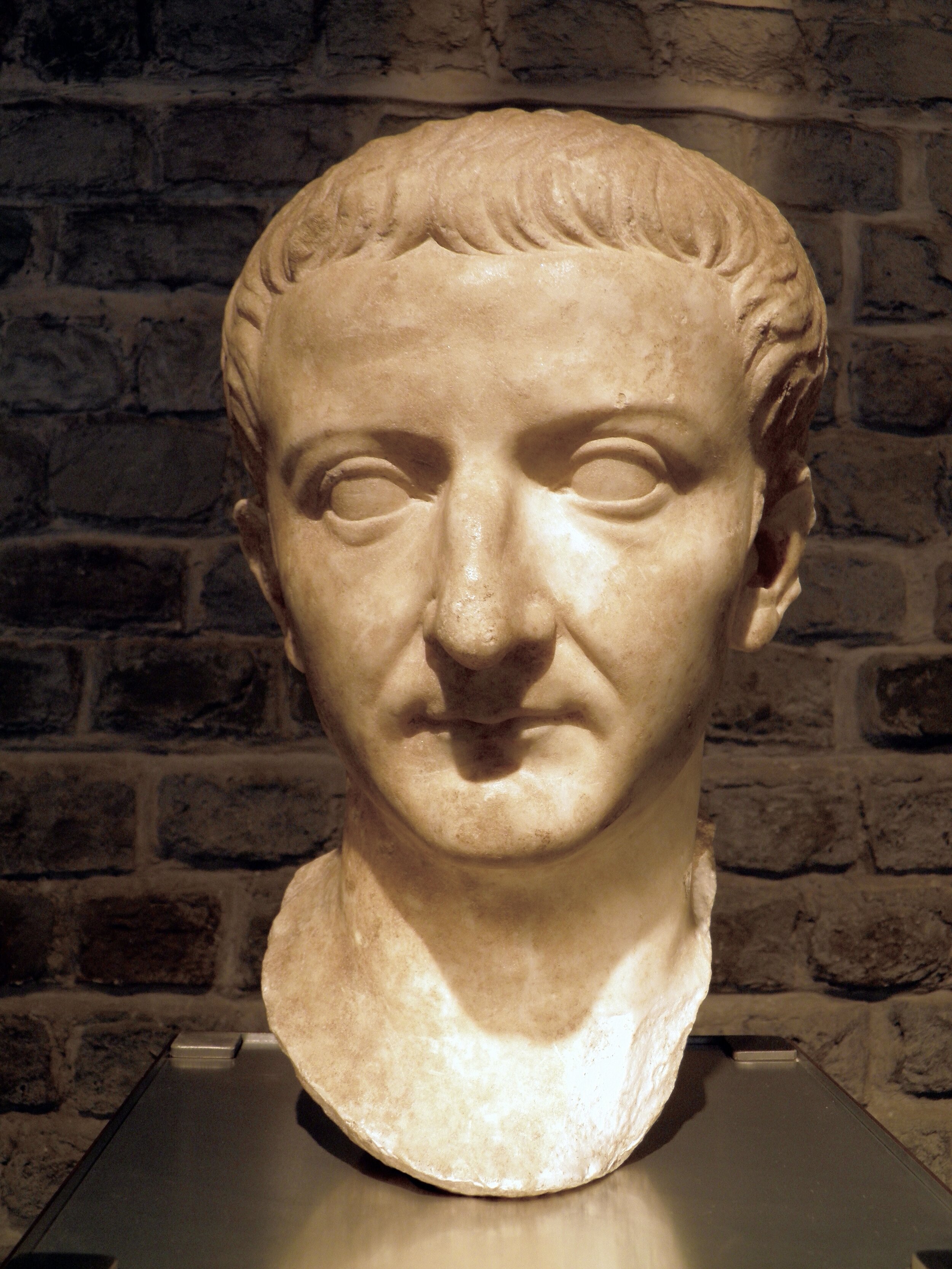 Tiberius,_Romisch-Germanisches_Museum,_Cologne_(8115606671).jpg
