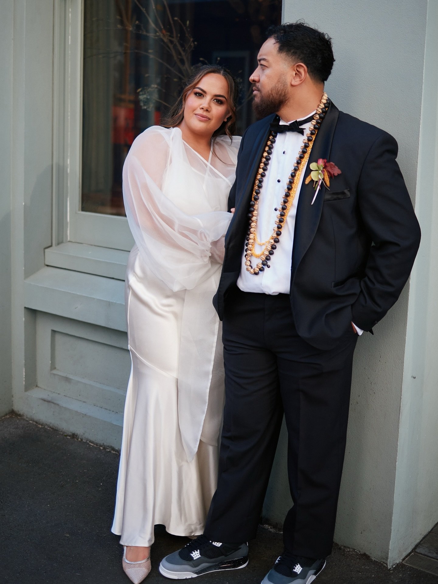 Glam for my gal @torifakalanu 🫶 have been doing her makeup for years! 
So of course I had to bring my tinny speaker and get her ready for her special day 🩷

Amanda presso on hair @_amandaprestonhair 
Pia on the pics @curate.weddings 

#samhartmakeu