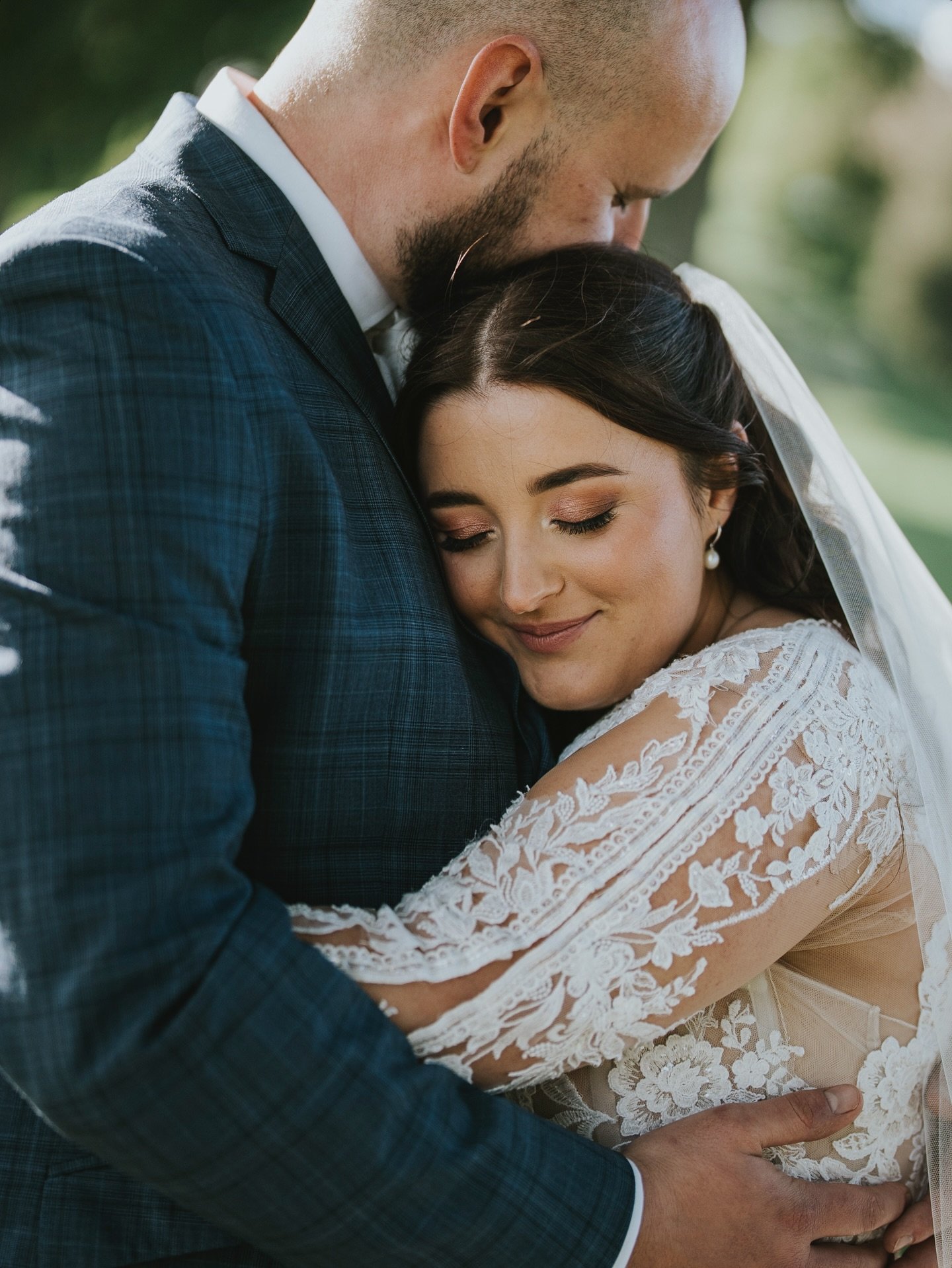 Imagine getting your wedding pics back and your makeup slayed this hard 😌💁&zwj;♀️ 
@georgia.drewer can relate 💖

Pic by @intheframe_weddings 
Hair by @madeupbyruth 
Makeup @samhartsam 

#samhartsam #samhartmakeup #nzmua #nzmakeupartist #bride #bri