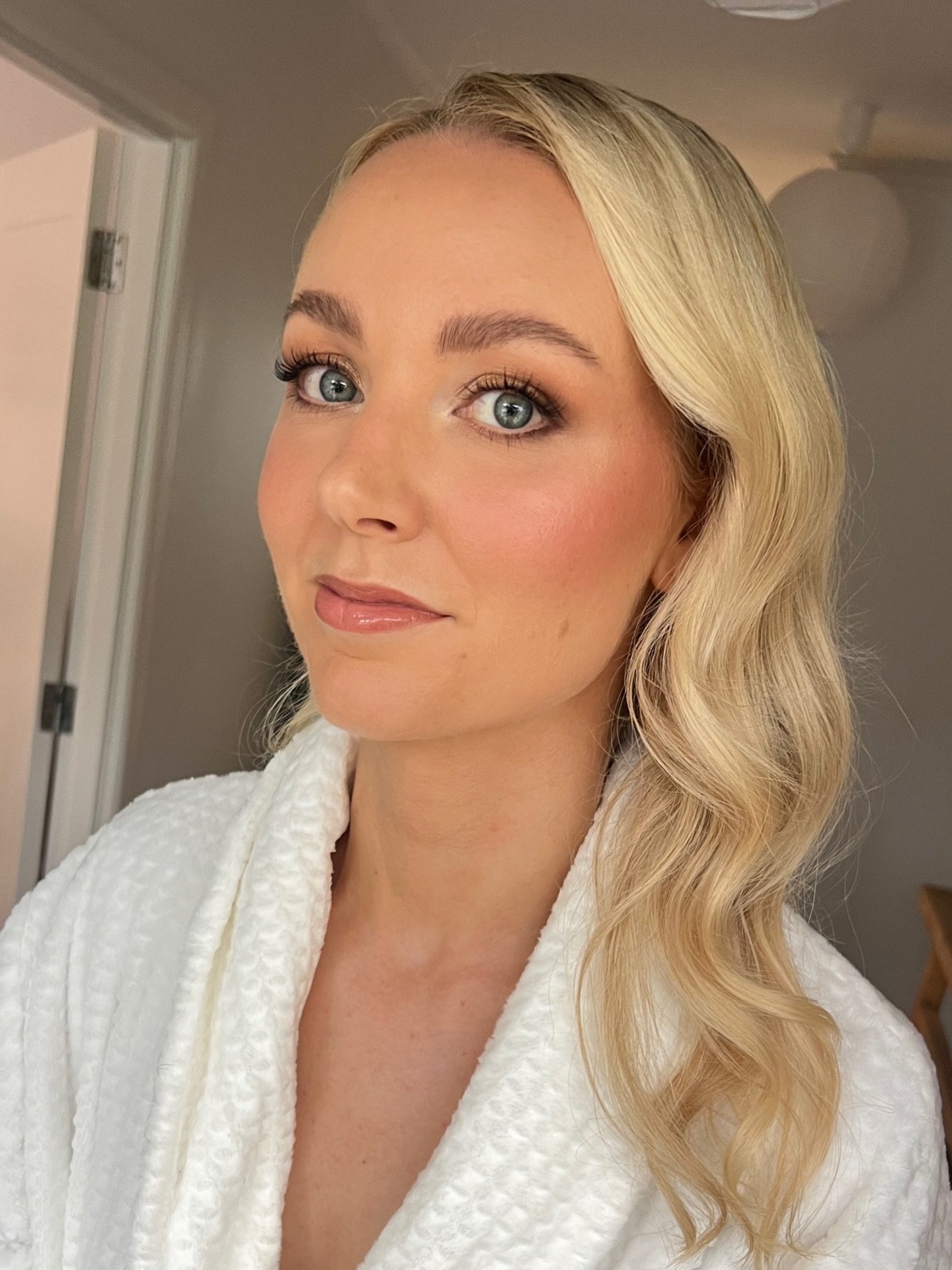 Soft Smokey eyes for beautiful bride Sofie 😍 

This was a special one! I have known Sofie for a hot minute so to be a part of her big day was so awesome 💖

#samhartmakeup #nzmakeupartist #aucklandmakeupartist #bridalmakeup