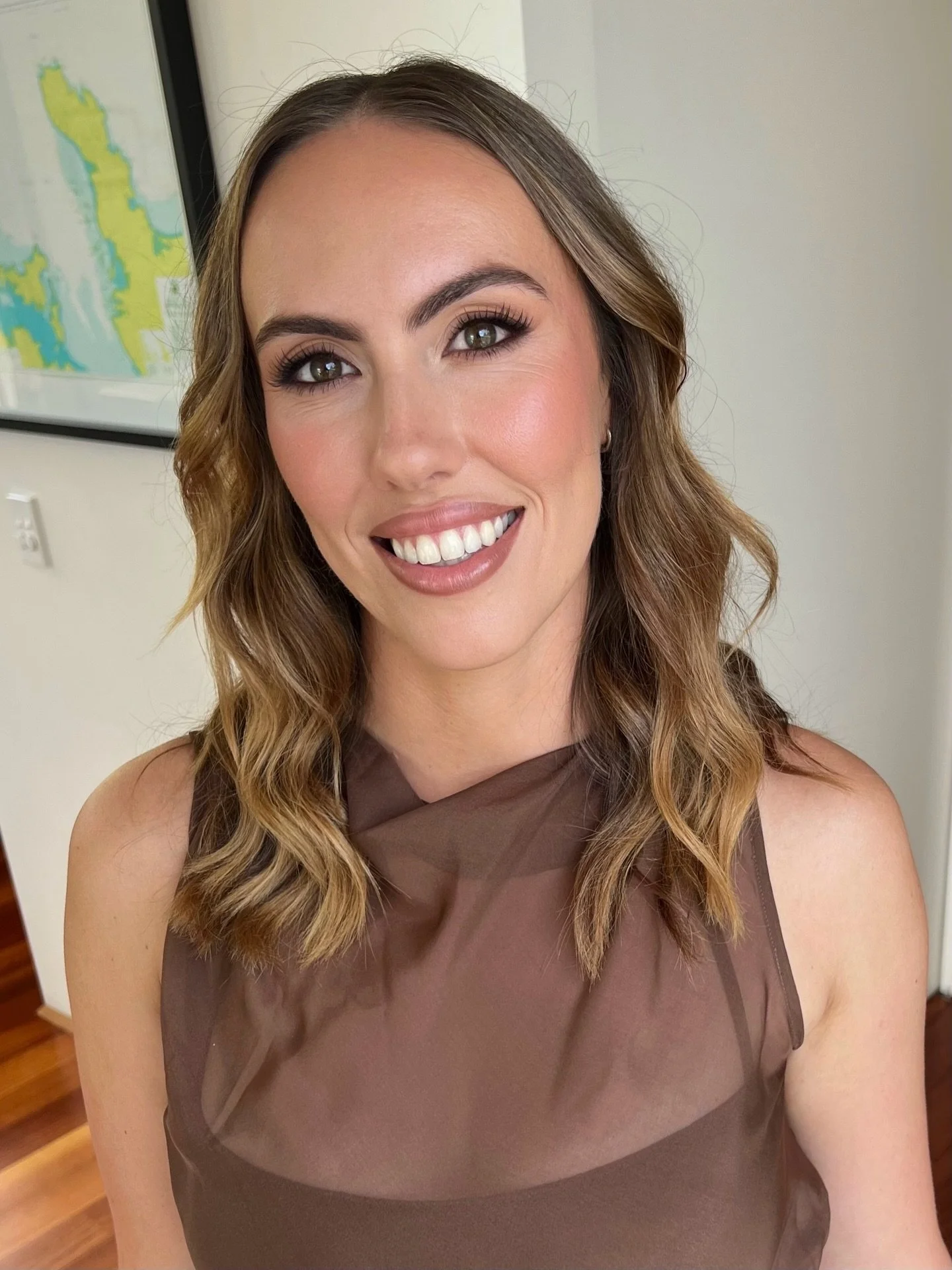 Can&rsquo;t decide what to post so please enjoy many angles of @jendoak 💁&zwj;♀️🥰

Absolute hottie ❤️&zwj;🔥 also featuring my new favourite no foundation technique 👀

#samhartmakeup #nzmakeupartist #aucklandmakeupartist