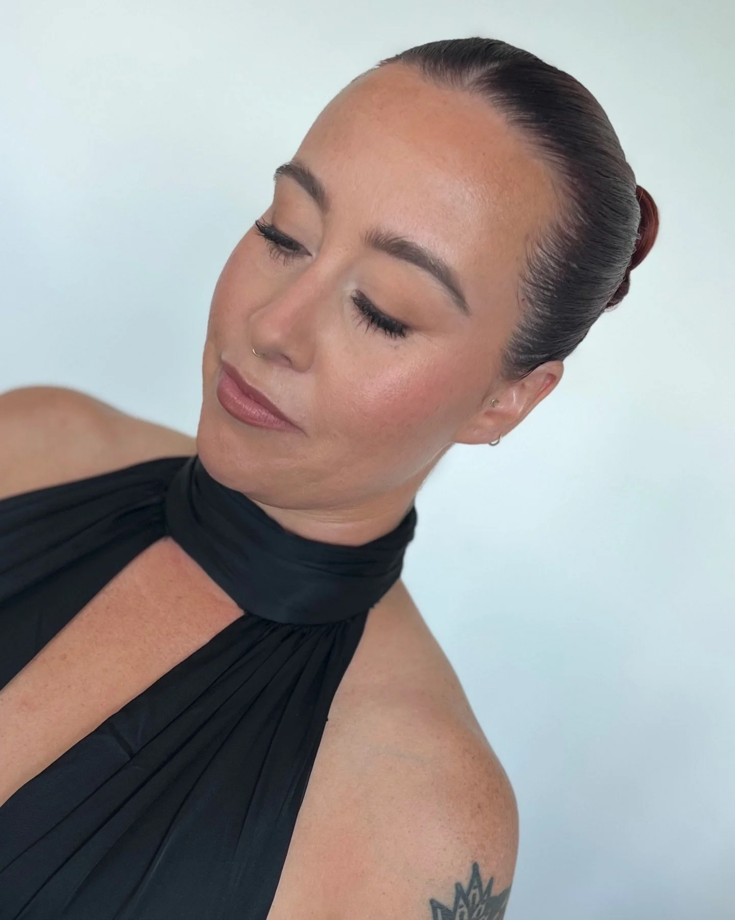 Here&rsquo;s one for the natural girlies 💛 
Super soft eyes with a thin brown shadow wing, natural glowy skin and a soft pinky brown lip! 

Sleek bun by Alex @penton.andco 
 
#samhartmakeup #nzmakeupartist #aucklandmakeupartist #whatsthealternative