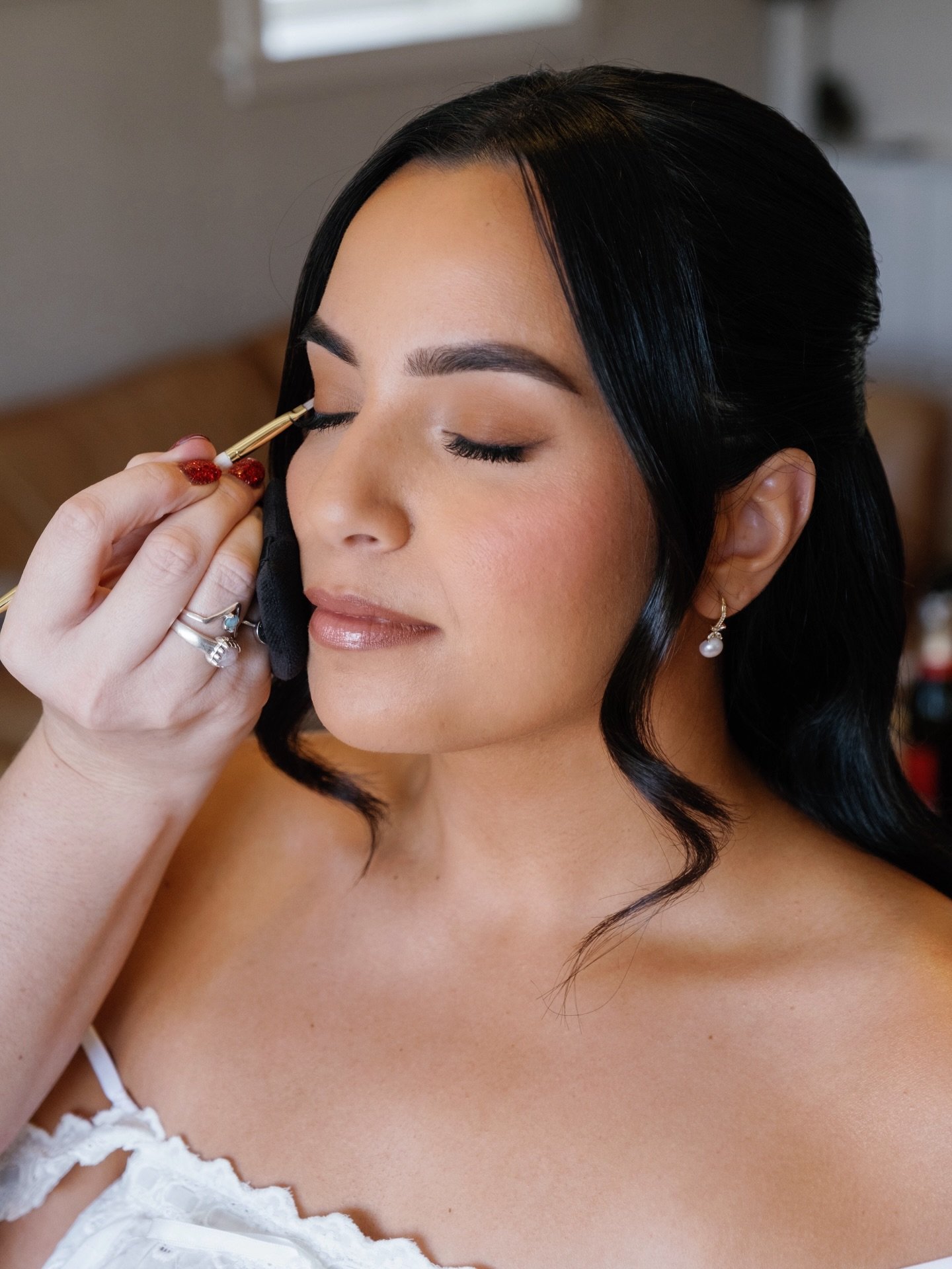 For the trial we tried out a rose gold look and on the day she said jokes let&rsquo;s keep it simple and bronzey! I&rsquo;m so glad @jessikasiuta changed! This look was perfect for her!!! 🤎

Hair by @messybun_nz 
Photo by @seleaphotography 

#samhar