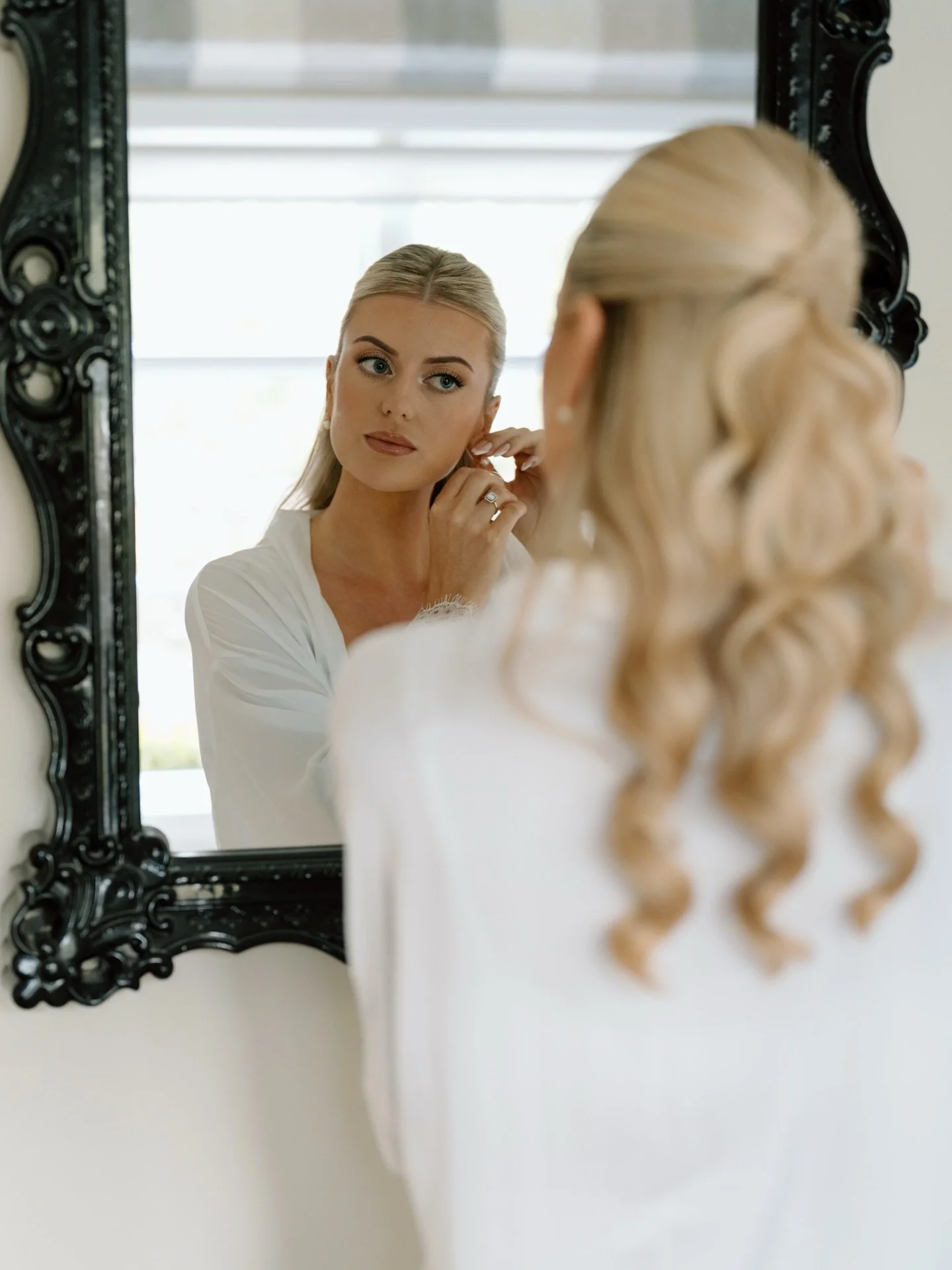 Wedding day snaps by @wildsoulsnz for the beautiful @madelinemurray_ 💖

Beauts hair by @boutiquebride 

#samhartmakeup #nzmakeupartist #aucklandmakeupartist #nzwedding
