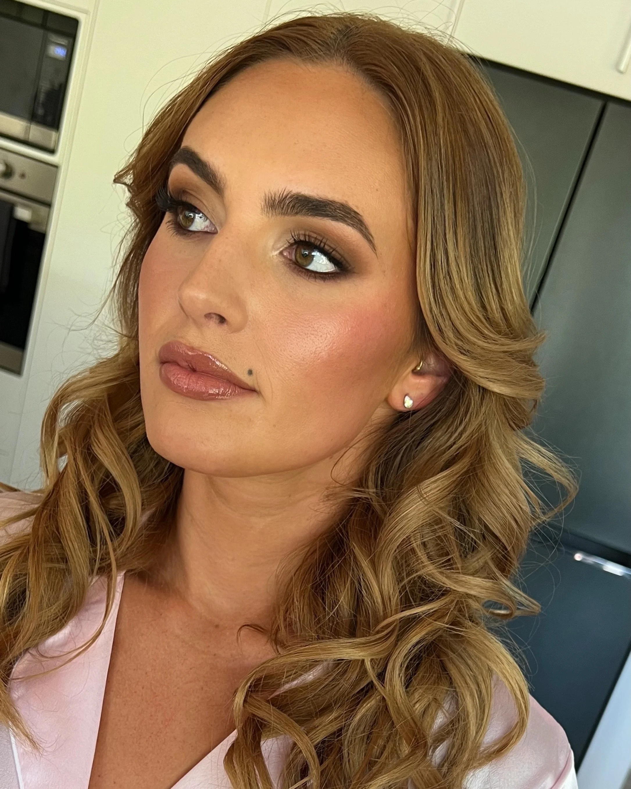 Heyyyy, you&rsquo;re hawt ❤️&zwj;🔥😜

Bridesmaid glam for the smokey lovers 😍

#samhartmakeup #nzmakeupartist #aucklandmakeupartist #bridesmaidmakeup