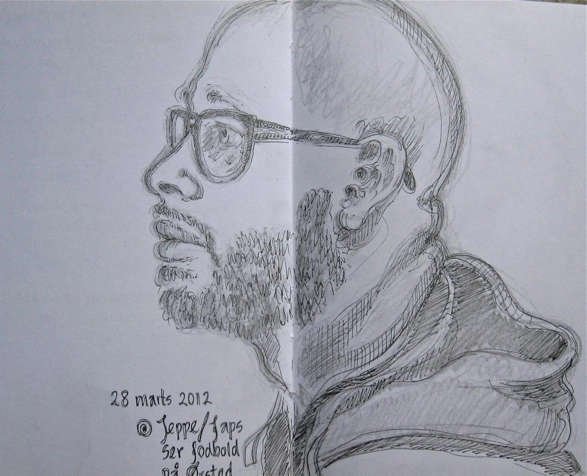 Det er mig Forleden sad jeg og så Barcelona mod Milan, sammen med Raphael Saadiq .
Det ser helt skørt ud på skrift, men det er sandt. Han var i Danmark og hang ud med min gode bekendte som (co-)skrev et nummer til hans seneste plade, Stone Rollin’. Og så var vi en god håndfuld der mødtes på Ørsted Ølbar sammen med resten af København (sådan føltes det) og så god fodbold. Og Raphael var skide sød og sjov. Og uden jeg opdagede det sad Marie og inkluderede mig i sin skitsebog. Marie er også hende der har skrevet den dejlige historie som jeg er fortæller (+ en håndfuld andre stemmer) på, og som er i rotation på DRs Radio Ramasjang i øjeblikket. Hun kan skrive sange og historier, synge, spille, tegne og male og er derudover et umådeligt dejligt menneske.
Hvis man kender mig, tror jeg det er tydeligt hvor godt hun har ramt mig her. Jeg kan i hvert fald godt genkende mig selv. Tjek hendes øvrige arbejde ud her .
Klik for større billede (hvis du tør)
