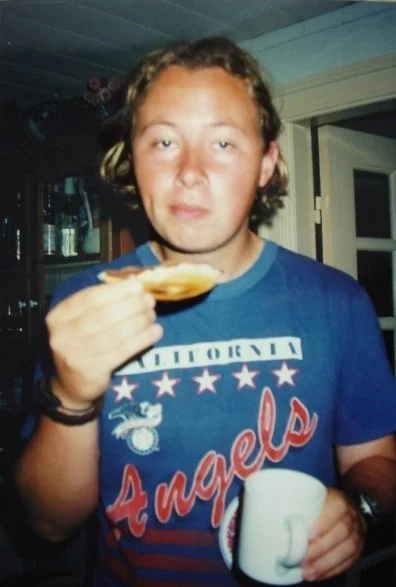 15-års-jubilæum Til januar har jeg 15-års-jubilæum med mine højskolevenner. Vi mødtes i 1997 på Den Rytmiske Højskole i Vig og vi er en lille flok der stadig holder sammen.
For 15 år siden var det tre saxofonister, to sangere, en lydtekniker, en bassist, en pianist og en trommeslager. I dag er det to musiklærere, en psykologi-ph.d., en guldsmed, en eksportingeniør, en folkeskolelærer, en sanger, en bassist og mig, netværksnarkomanen (jeg kalder mig typisk ikke trommeslager i dag, selv om jeg da stadig kan holde takten og stadig har et par trommesæt stående).
Vi mødes i aften til julefrokost. Og der er stadig udsigt til grineflip, dybe samtaler og kærlighedserklæringer til musikken. Jeg glæder mig - som jeg altid gør når jeg skal ses med denne flok. De er mine Chandler, Ross, Joey, Monica, Phoebe og Rachel - om jeg så må sige. (regnestykket passer ikke men I ved hvad jeg mener)
Jeg ser frem til at finde et hegn. Imens kan I nyde synet af undertegnede con tømmermænd, anno 1997.
