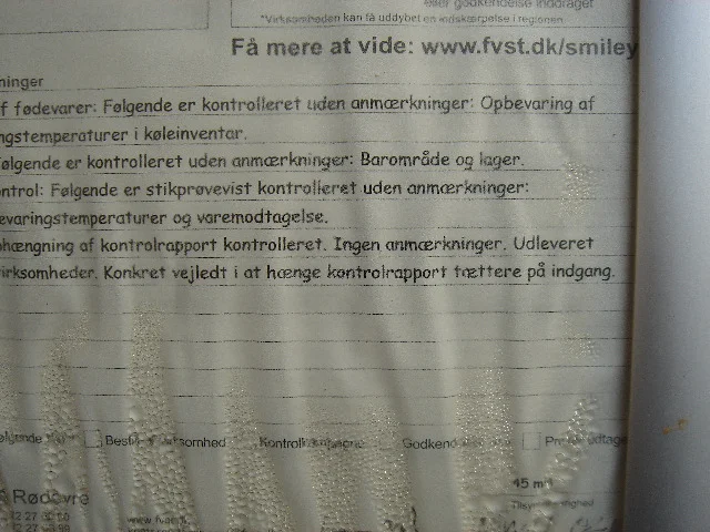 Når decideret vejledning synes overflødig Forleden var jeg i Empire Bio (og så Up In The Air, som jeg godt ku’ li’). Udenfor hænger der pt dette skilt, med deres smileyordningrapport. De (Empire) er altså blevet vejledt i hvordan de hænger rapporten tættere på indgangen. Tættere på indgangen…?!? Altså som i: “Før hang den 20 meter fra indgangen, er 10 meter fra indgangen så bedre?” “JA”. “Er 5 meter fra indgangen endnu bedre?” “JA”. “Er LIGE VED indgangen så bedst?” “JA for helvede!” Toc toc.