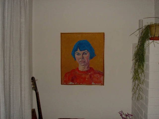 Dette er IKKE ‘en Jes Fomsgaard’ (men hvad er det så?) For et par dage siden efterlyste jeg kunstneren bag portrættet af min mor,
og da hun selv var kommet frem til navnet Jens Formsgaard, lå
koblingen til Jes Fomsgaard jo lige for.
Jes Fomsgaard, der åbenbart er vaksere end de fleste, var selv blevet opmærksom
på vores efterspørgsel, og ringede til mig for en halv time siden for at slå fast at han ikke
havde malet det billede. Mere end pudsigt er det dog at han, lige som min mor, boede i Store Kongensgade
i 1968/1969 og i øvrigt har arbejdet sammen med min fætter Lars , som for nylig fik
et af Jes’ billeder i fødselsdagsgave. Danmark er et meget lille land.
Tak til Jes for opklarende og behagelig samtale.
Men vi står altså stadig tilbage med spørgsmålet:
Hvem malede det melankolske portræt af min mor i ca. 1969?