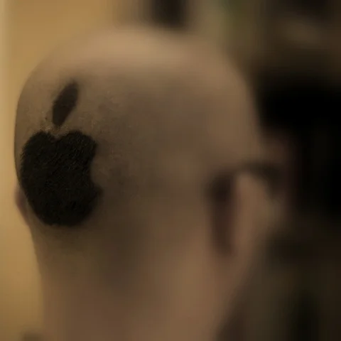 Reaktioner på hårgimmick
I mandags fik jeg klippet et Apple logo i nakken.
Det ryger nok efter de tre julefrokoster jeg skal til i dag og to
dage frem.
Det har jeg fået rigtig mange sjove kommentarer til, på gaden,
på studiet, og nu altså også på nettet.
Nogle begyndte at diskutere det på twitter, og en ytrede sig
ved at konstatere at fans nogle gange skader et brand mere
end de gavner det. Og i øvrigt at jeg fortjente offentlig spot og hån.
Nuvel, en sådan frisure kan måske retfærdiggøre en del kommentarer
og også himmelvendte øjne, hovedrysten osv. Men at det ligefrem skulle skade Apples
brand at jeg går klippet således, og at det kalder på offentlig spot og hån
havde jeg alligevel ikke forestillet mig.
Der er en tydelig tendens face to face til at pc-brugere synes det er plat, og Applebrugere
synes det er sjovt. Det siger det vist egentlig meget godt.