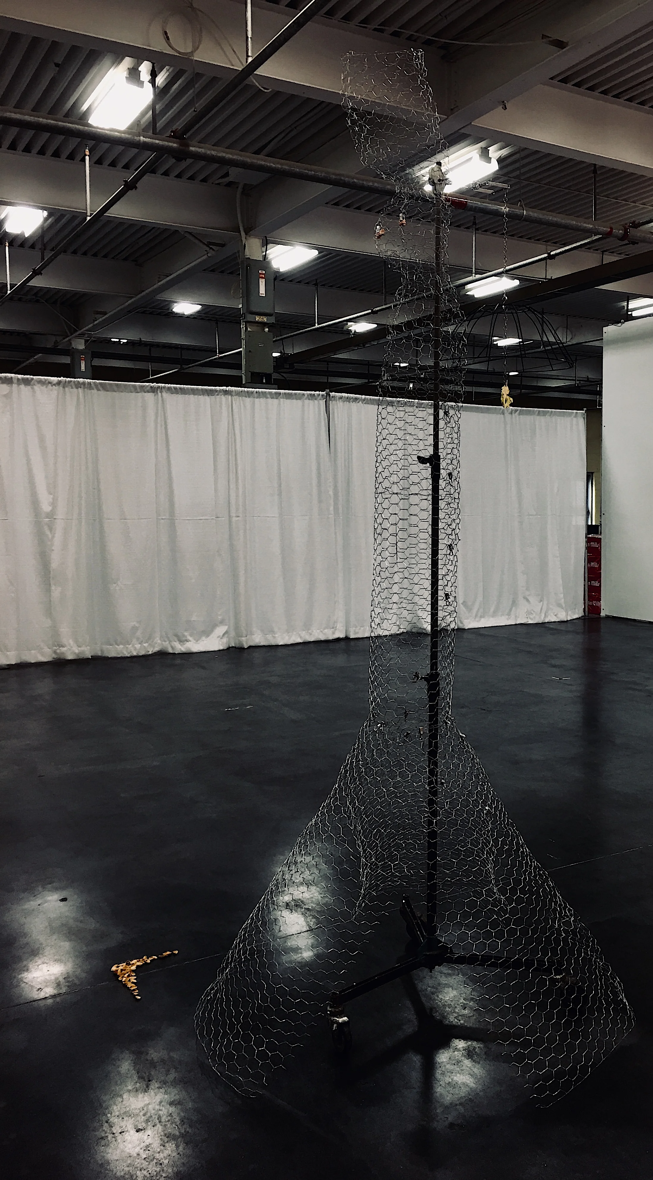 FEMME AU CHAPEAU JAUNE À LA DÉRIVE, 2019. Installation DÉRIVES d’Anne-Marie Giroux à la foire d’art contemporain ARTIST PROJECT 2019 à Toronto. WOMAN WITH YELLOW HAT DRIFTING, 2019. Anne-Marie Giroux’s Installation DRIFTS at contemporary art fair ARTIST PROJECT 2019 in Toronto.