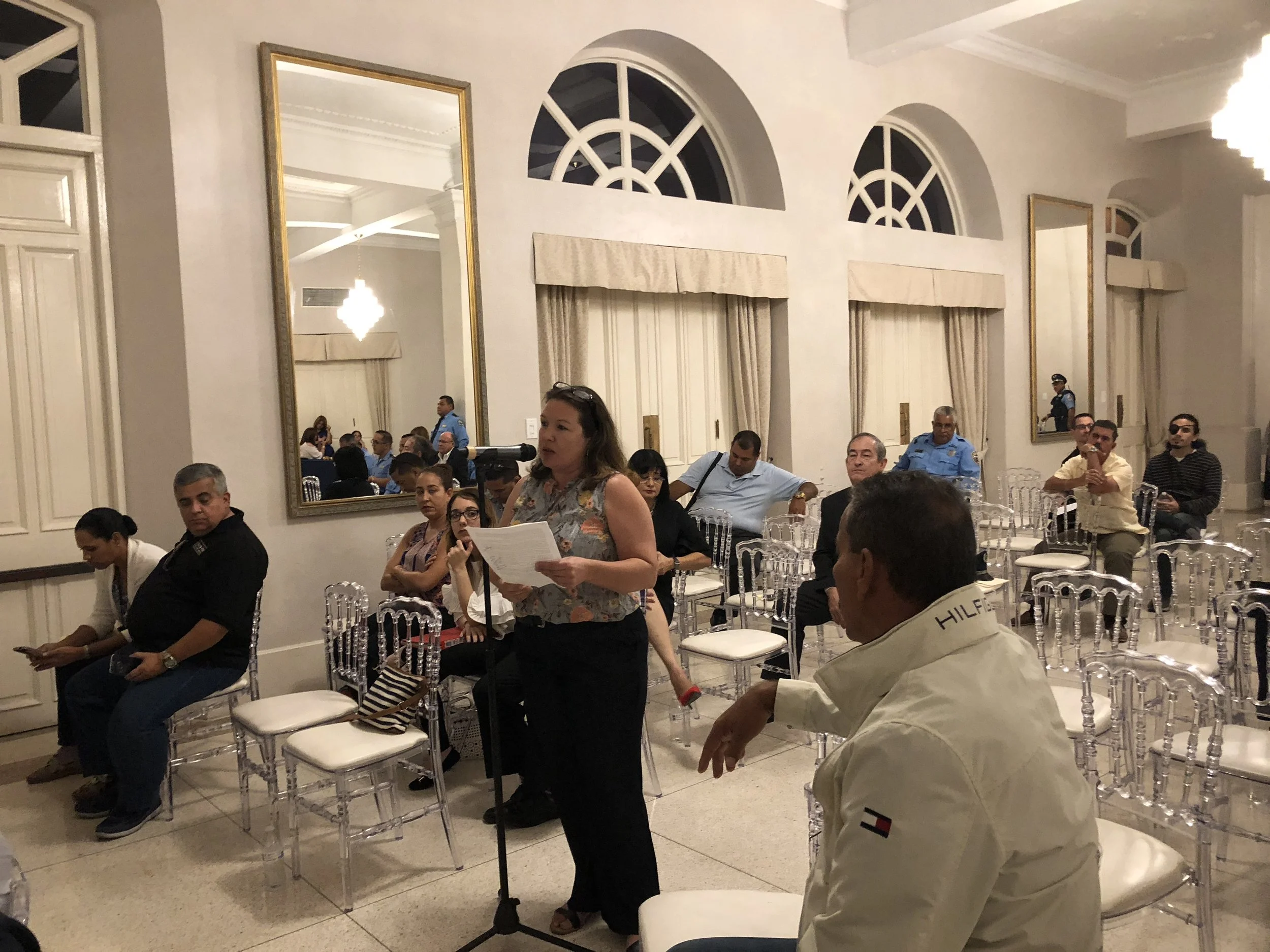 "¿Qué esperanza de cambio podemos tener cuando los violadores de nuestros derechos civiles fueron promovidos en la Policía?"  