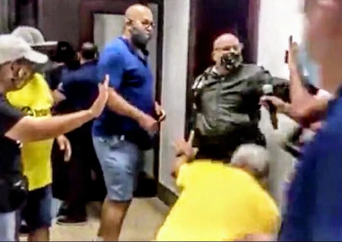 Pensionados y pensionadas reciben agresiones por la seguridad del Capitolio al tratar de entrar a sesión del Senado