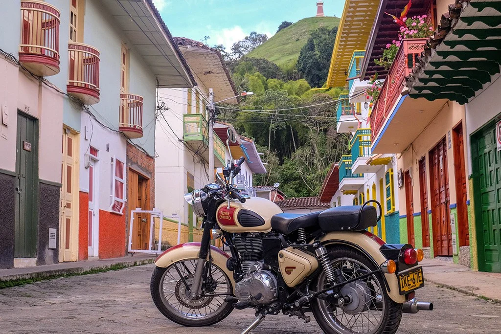 1-La-Royal-Enfield-se-fond-parfaitement-dans-le-décor.jpg