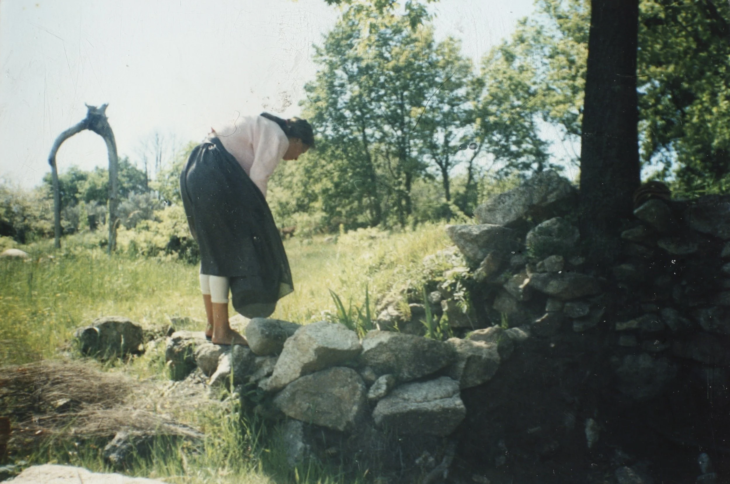 1988 Nadia regando los jardines de el huerto nueve años antes de la apertura de Lalita.