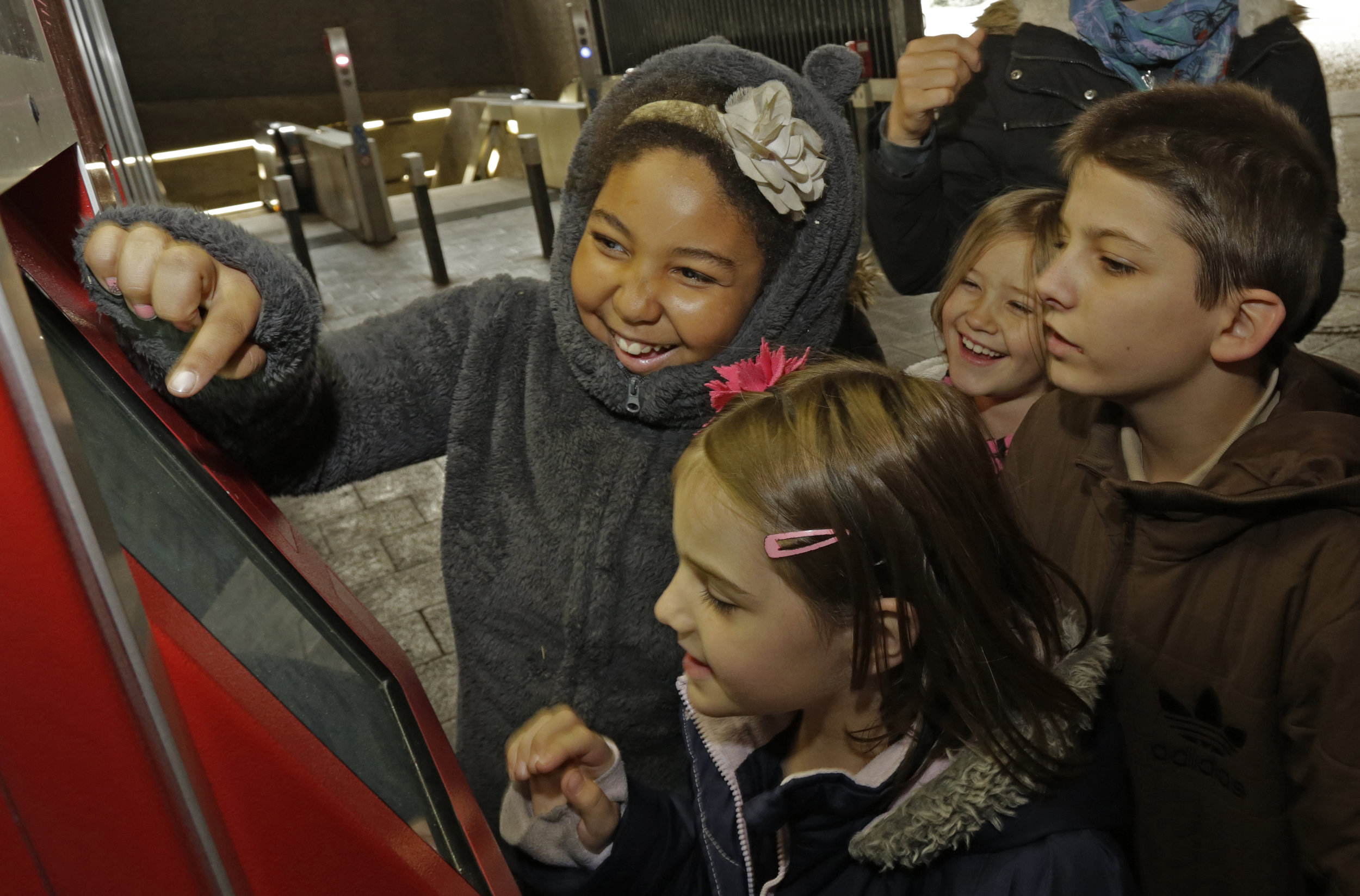 Bild aus dem Programm CHILDREN Entdecker (Kinderarmut): Kinder kaufen Tickets am Fahrkartenautomaten