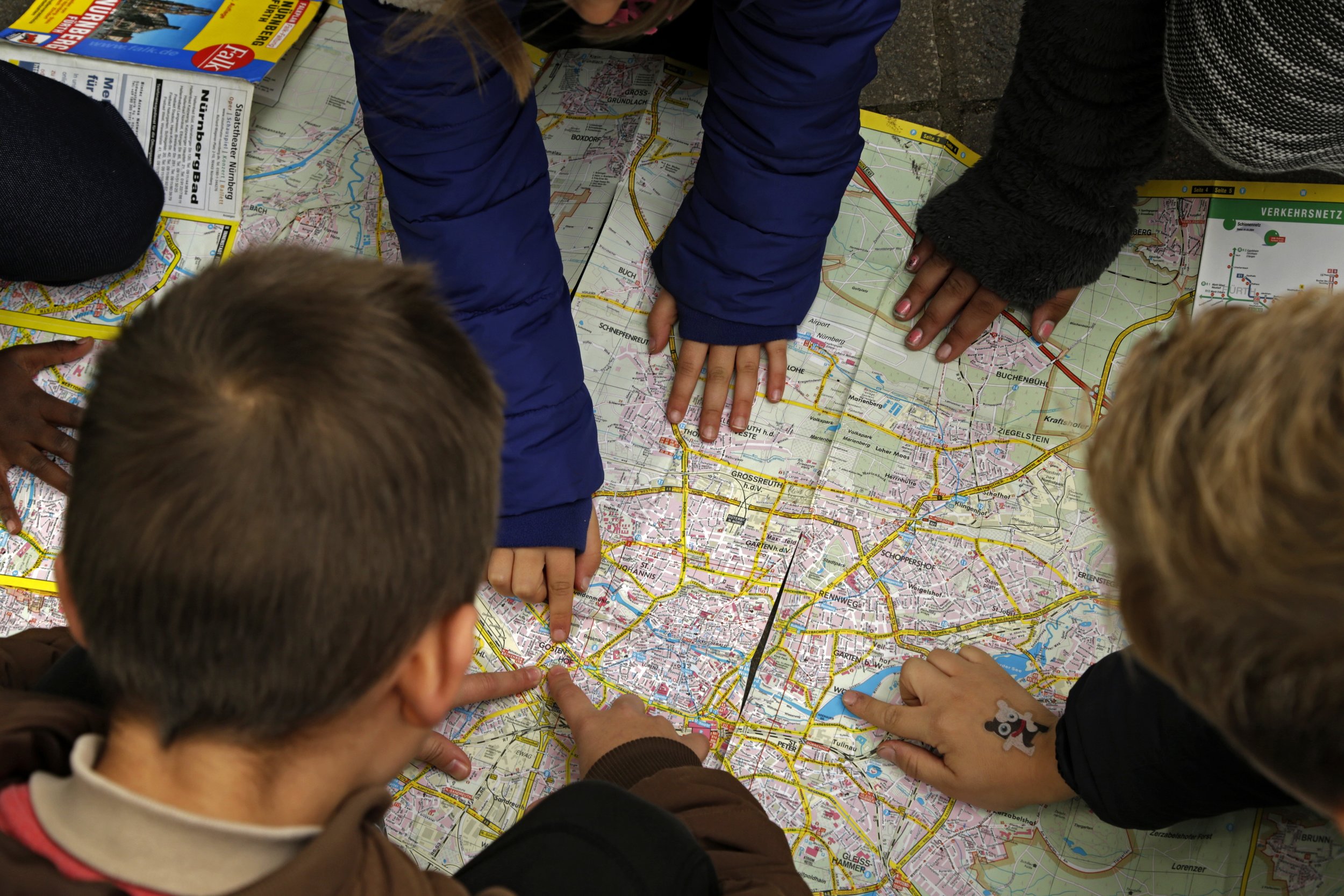 Bild aus dem Programm CHILDREN Entdecker (Kinderarmut): Kinder betrachten einen Stadtplan