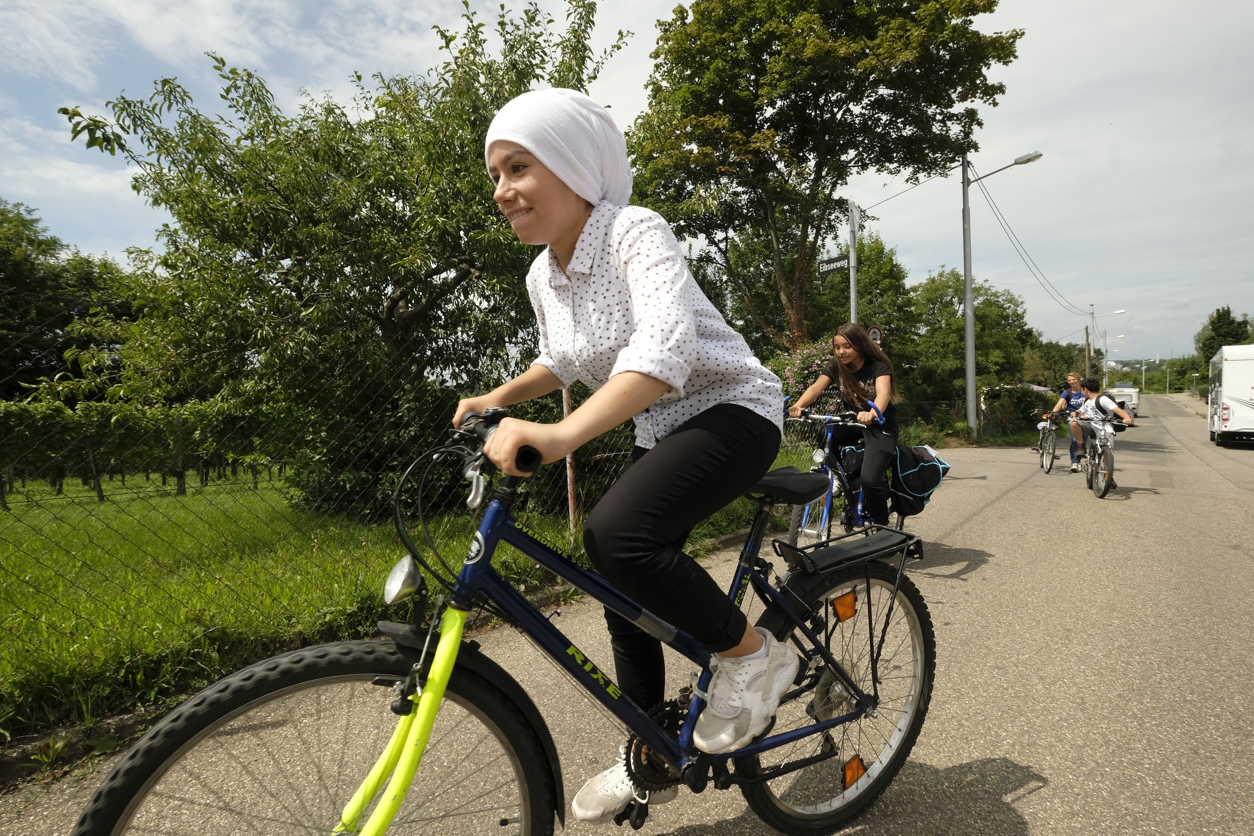 Bild aus dem Programm CHILDREN Entdecker (Kinderarmut): Mädchen mit Kopftuch beim Fahrradfahren