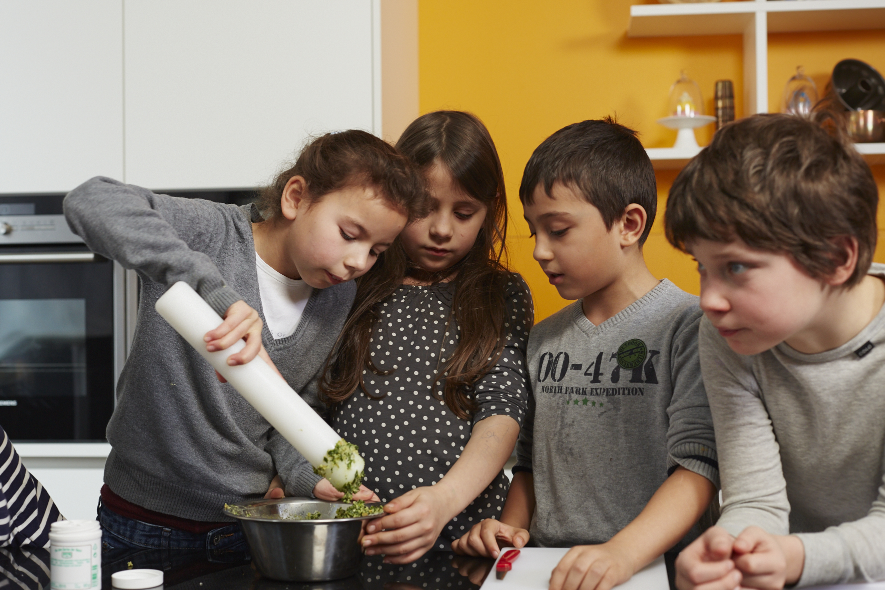 Bild aus dem Programm CHILDREN Entdecker (Kinderarmut): Eine Gruppe von Kindern kocht gemeinsam