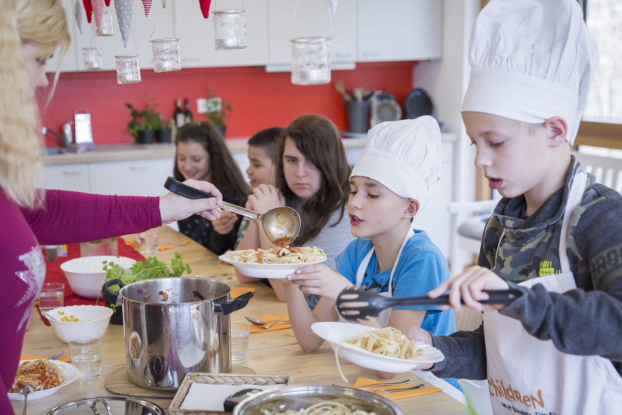 Bild aus dem Programm CHILDREN Entdecker (Kinderarmut): Gemeinsames Essen beim CHILDREN Mittagstisch