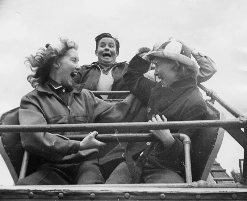 Funny Moments of People Riding on Roller-Coasters in the last Decades (6).jpg