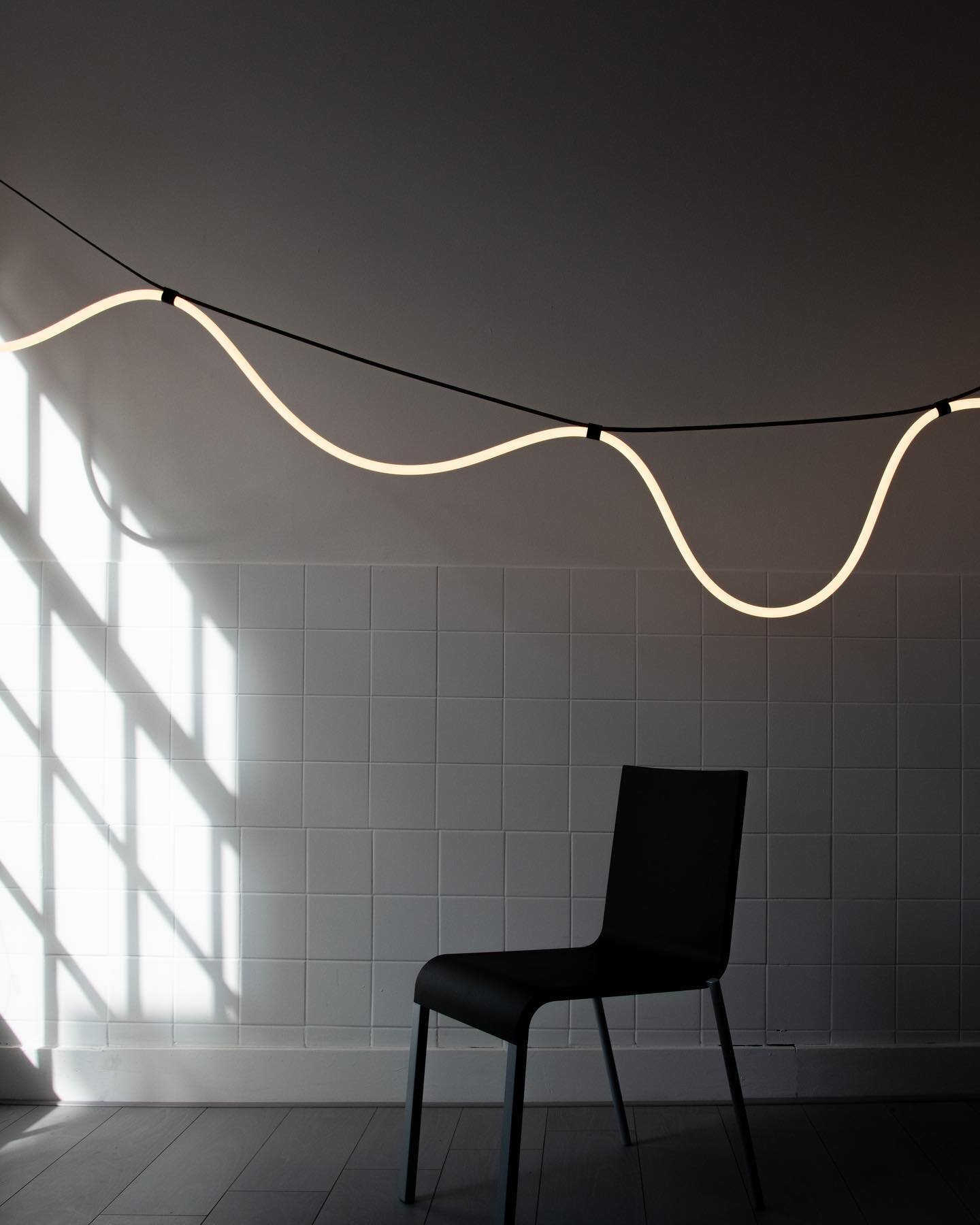 With the aluminum brackets and the flexible LED flex, the new outdoor light Spline Light can be arranged to make a regular wave or a free form light line. 
@arraylighting 
 
You can find me until Sunday @alcova.milano , Viale Molise 62 Milan, space M