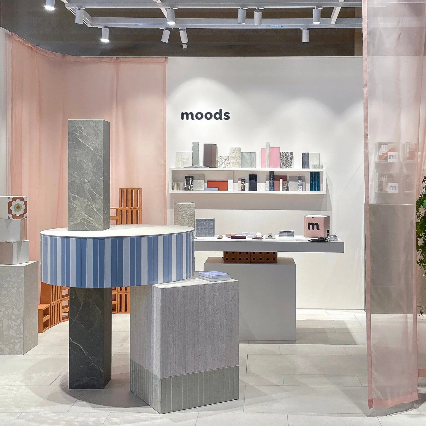 For @moodsconcepts , I recently designed their exhibition stand for the @designdistrictnl fair in Rotterdam. 

Together with Eva Coppens , we created a stand that is almost entirely reusable, while reflecting the company&rsquo;s identity.

@moodsconc