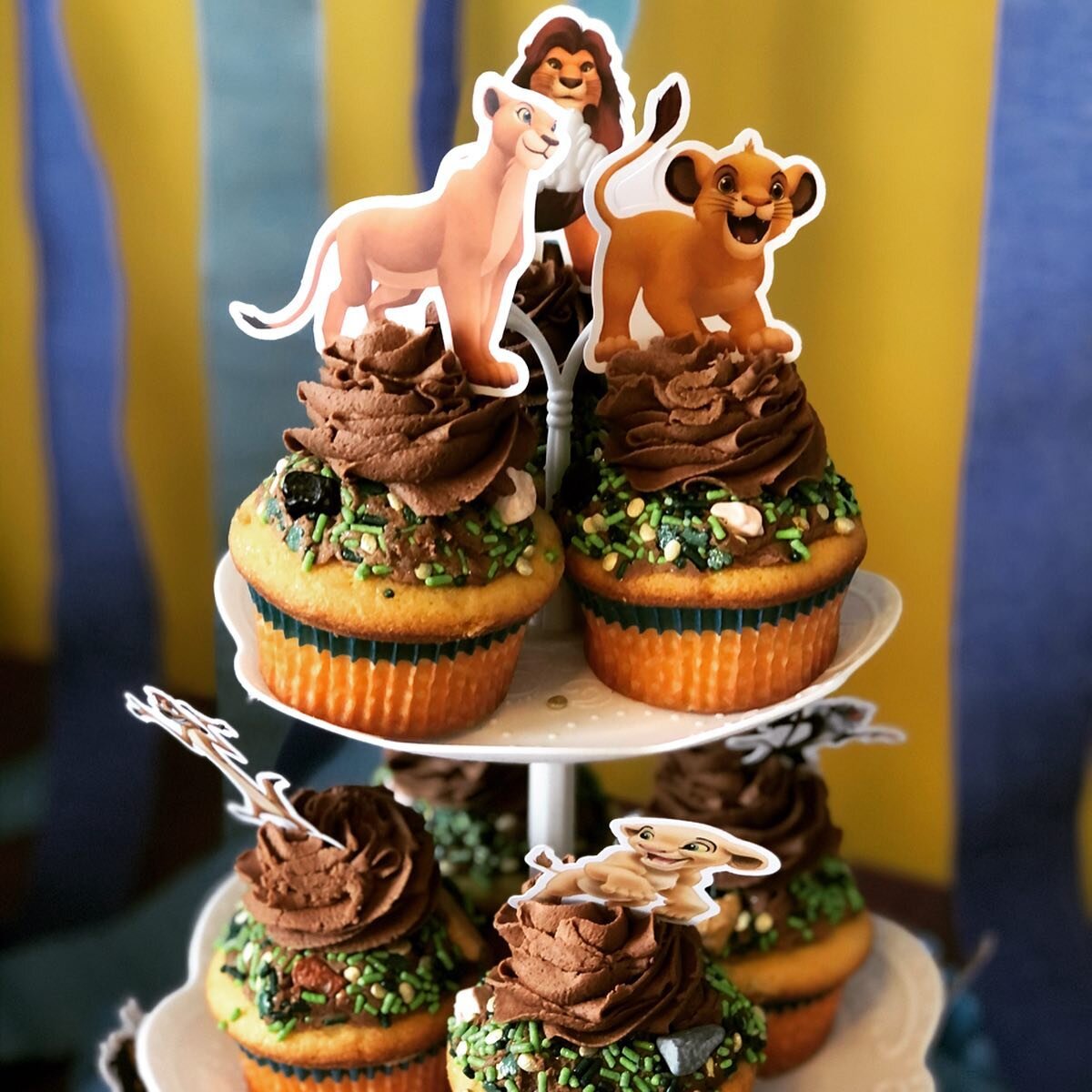 These #lionking themed cupcakes were so yummy we wished it was our birthday! This classic yet so so yummy chocolate and vanilla combination came together so perfectly it gave us major #hakunamatata! 
-
-
-

#disneycupcakes #cupcakes #disney #disneyfo