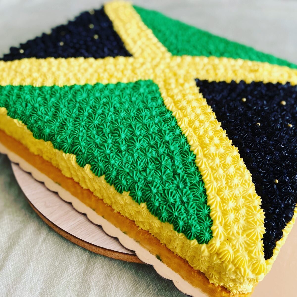 Happy Independence Day Jamaica land we love! I had the privilege of making this lush cake for a clients birthday which just so happens to also be our Independence Day! Just one way I get to honour my wonderful country and show my love for baking! Ins