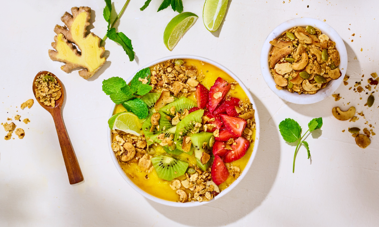 Granola smoothie bowl