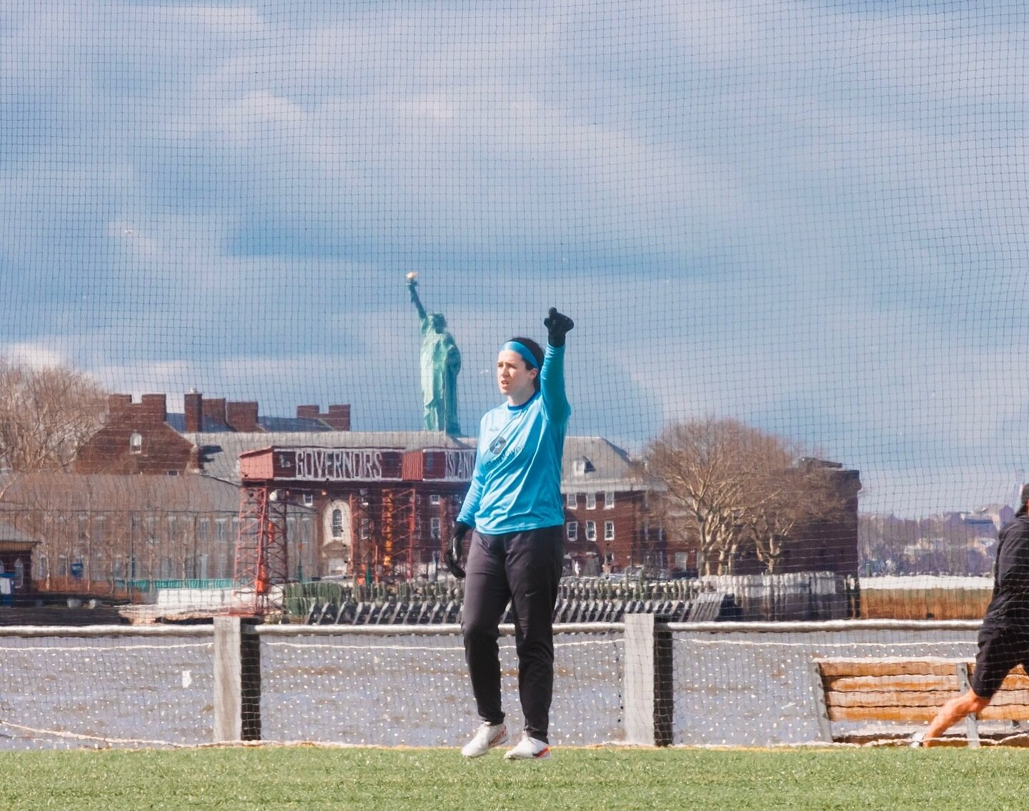 Spotted 👀: Lady Liberty's twin at Footy HQ 🗽

The only thing missing is a torch, but the new @palomafootball Keeper Kits are just as 🔥

#twins #brooklynbrdgepark #nycfooty #statueofliberty #newyork #goalie #goaliejersey