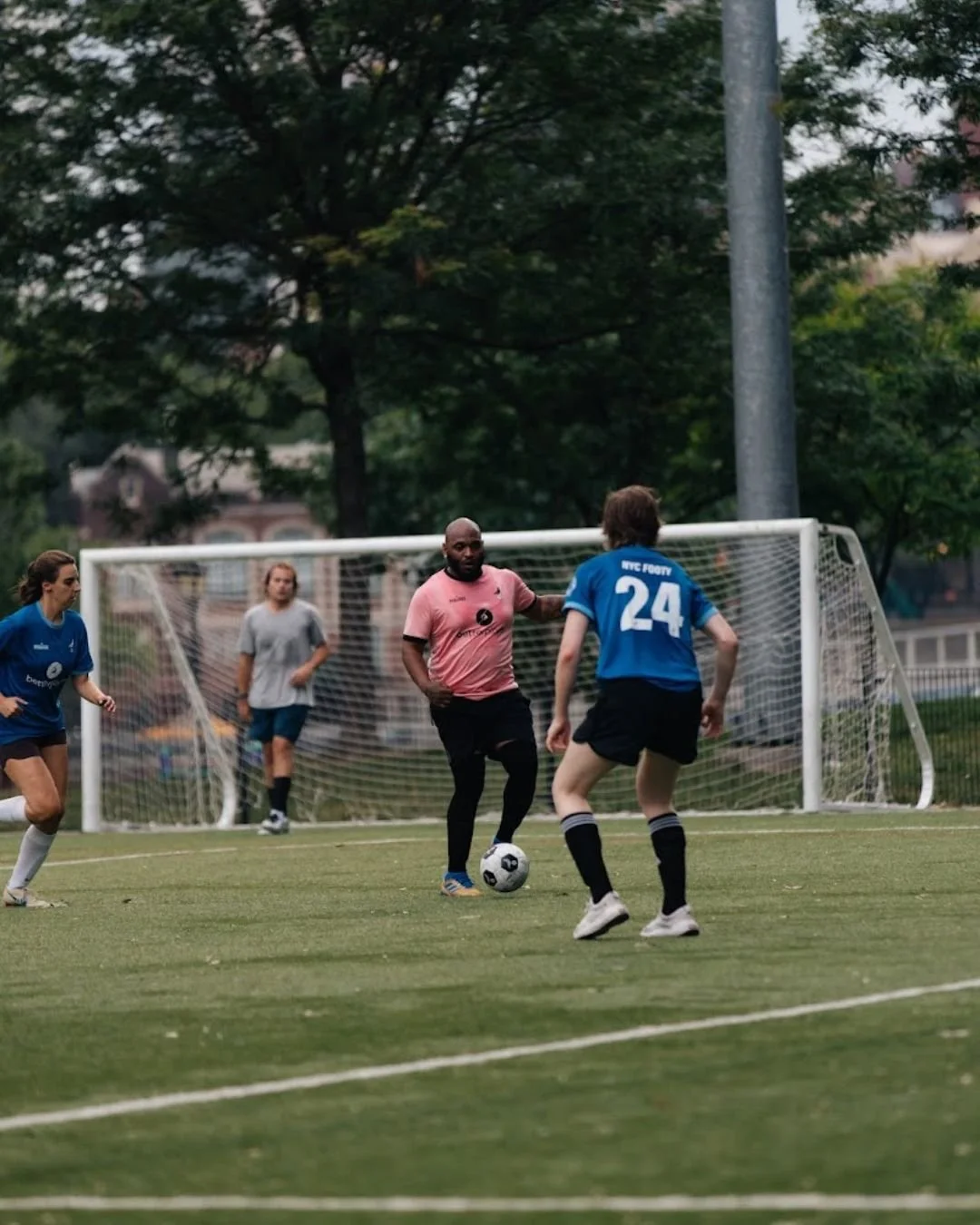 Make friends, get fit, and play soccer with NYC Footy this fall. What are you waiting for? 🤔⚽️

🔗 in bio

#fall #fitness #soccer #nycfooty
