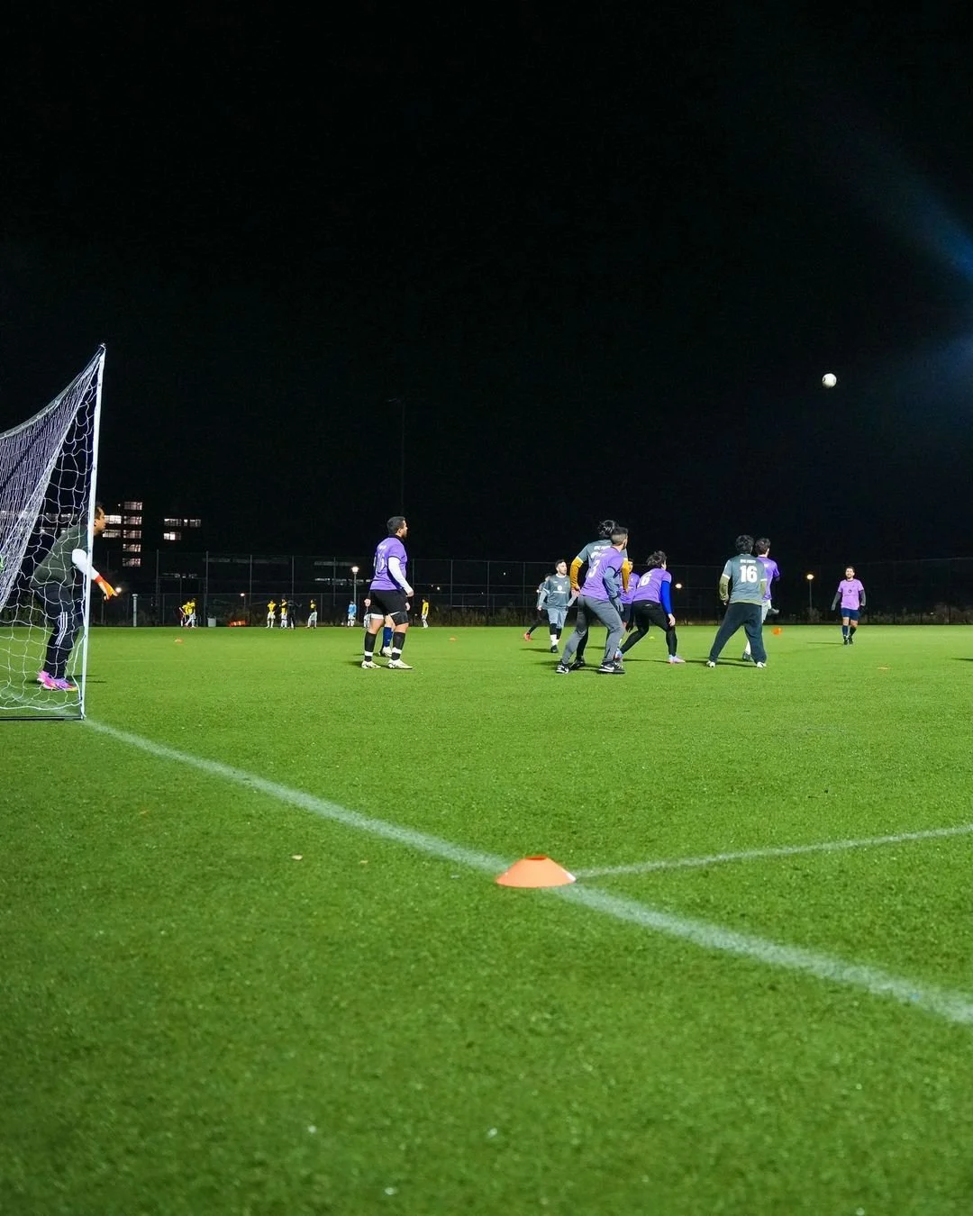 Fall Footy Friendlies = the perfect mix of league vibes with pickup flexibility 👥👀

🤝 Teams mixed &amp; matched each week based on who shows 
🫂All skill levels welcome
📊 No standings, no pressure &mdash; just pure soccer joy
👕 Real jerseys (was
