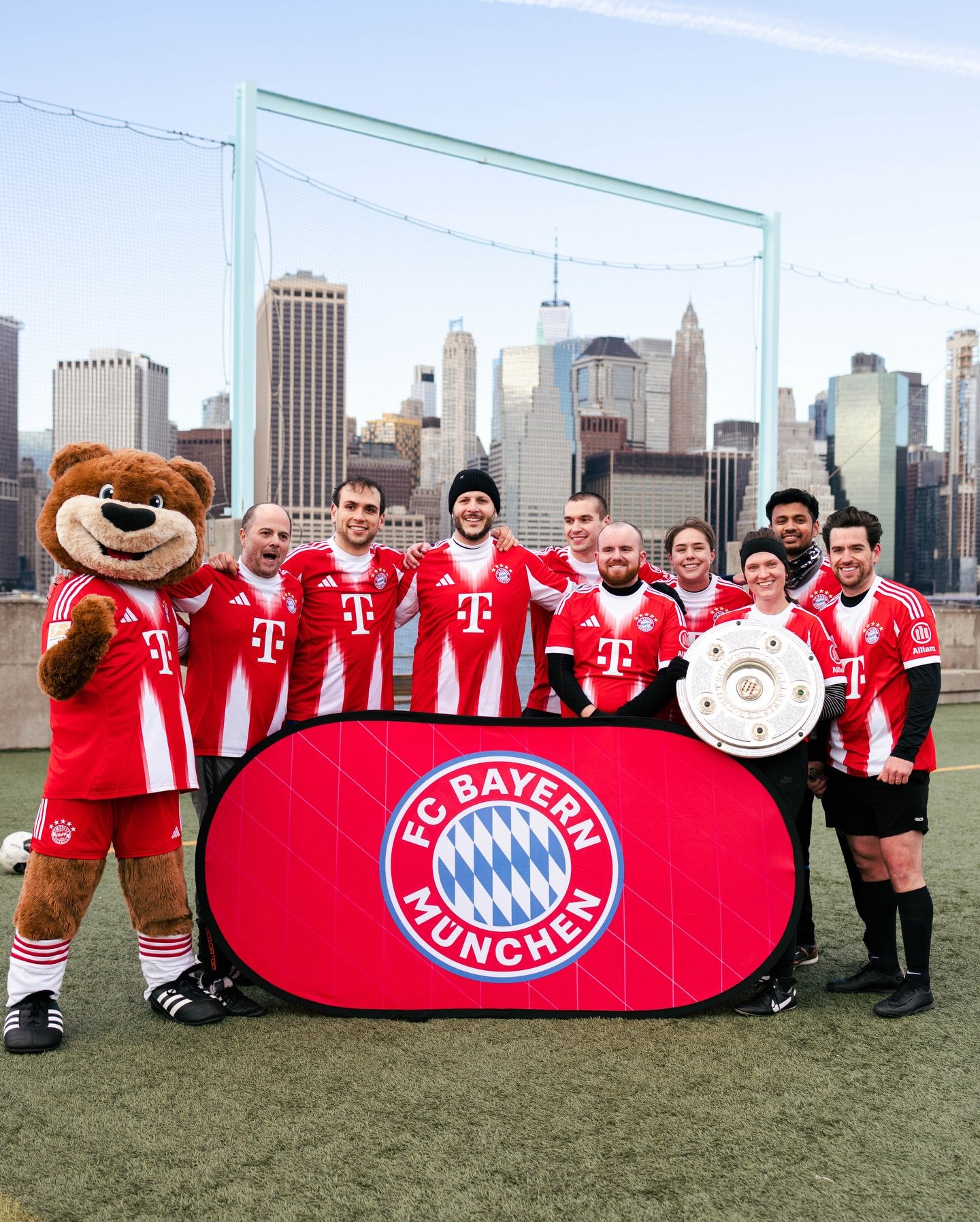 What happens when @fcbayern pulls up to NYC? 🐻🏙️⚽️

Five incredible @nycfootyofficial teams are crowned with the @bundesliga trophy and Berni becomes best friends with every pigeon at Brooklyn's @brooklynbridgepark 🐦. 
 
Swipe through for all the 