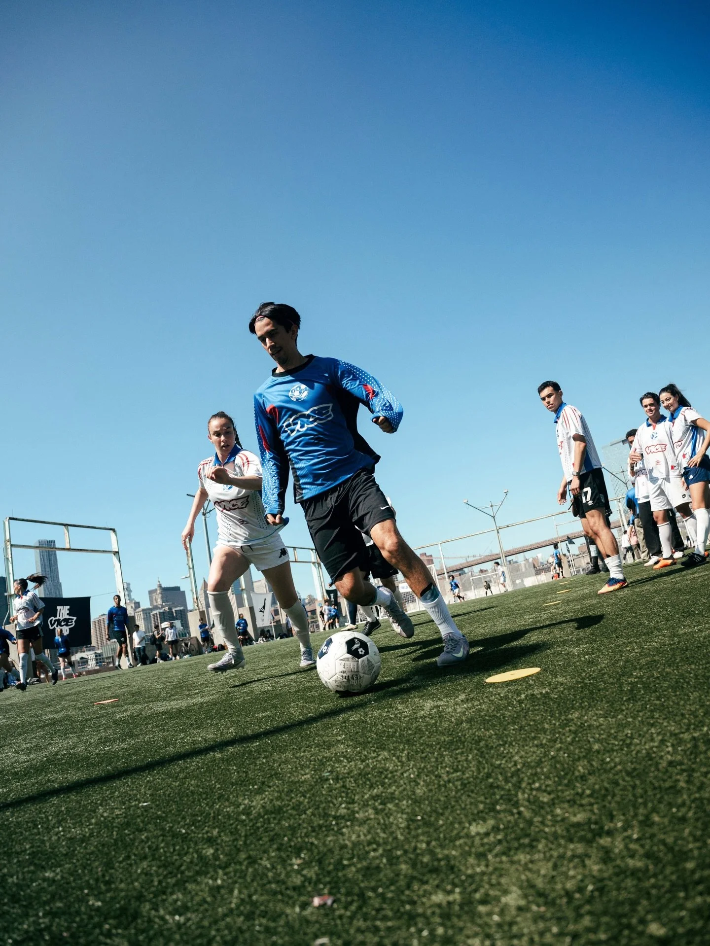 What a VICE day for a Footy tourney 🏆⚽️☀️

Big thanks to our friends partners and players who made it out to @brooklynbridgepark 🙏 World Cup summer starts NOW! 🌎

📺 @vicesports 
⚽️ @nycfootyofficial 
🍹 @elbuhomezcal 
🚌 @clubeleven 

📸 Photo dr